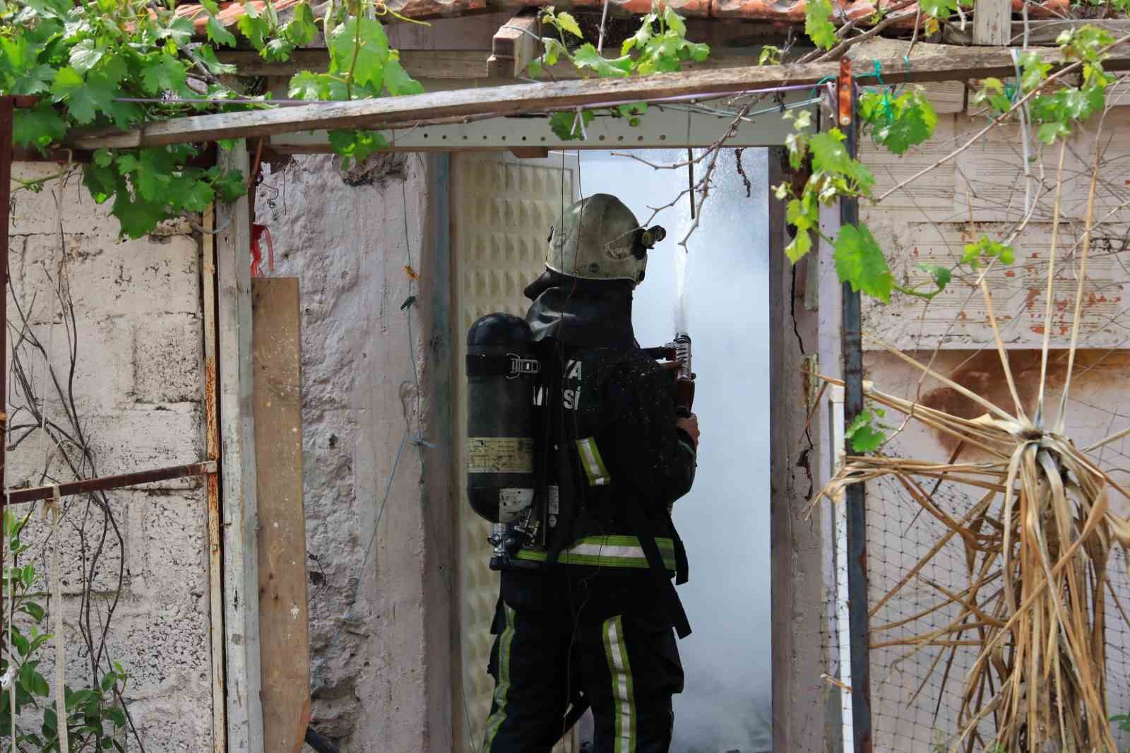 İki katlı gecekonduda çıkan yangın bitişiğindeki eve sıçradı
