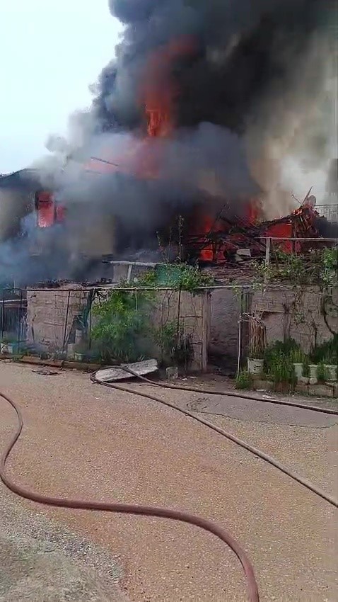 İki katlı gecekonduda çıkan yangın bitişiğindeki eve sıçradı
