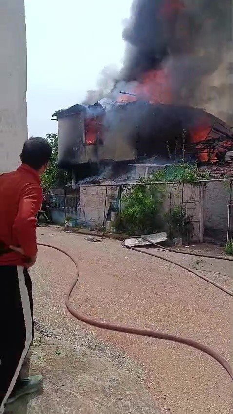İki katlı gecekonduda çıkan yangın bitişiğindeki eve sıçradı
