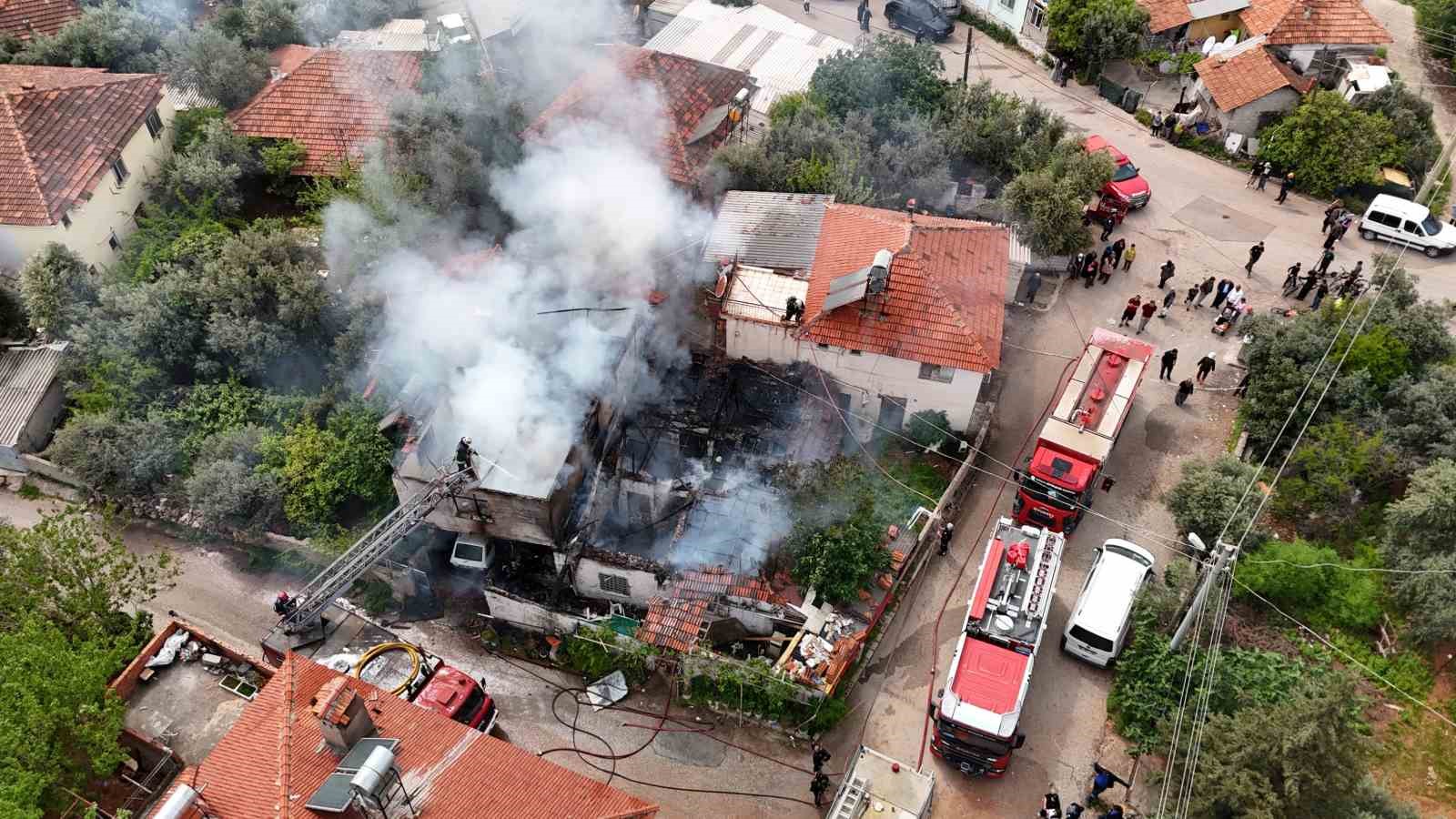 İki katlı gecekonduda çıkan yangın bitişiğindeki eve sıçradı
