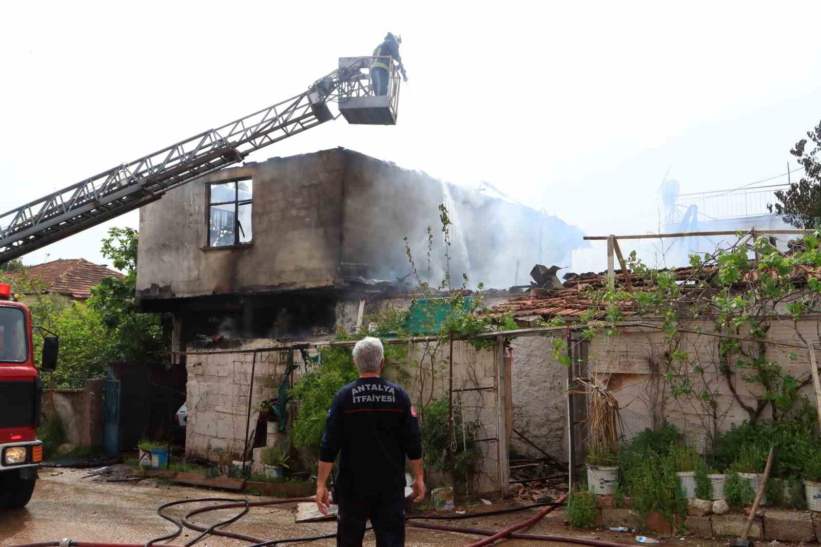 İki katlı gecekonduda çıkan yangın bitişiğindeki eve sıçradı
