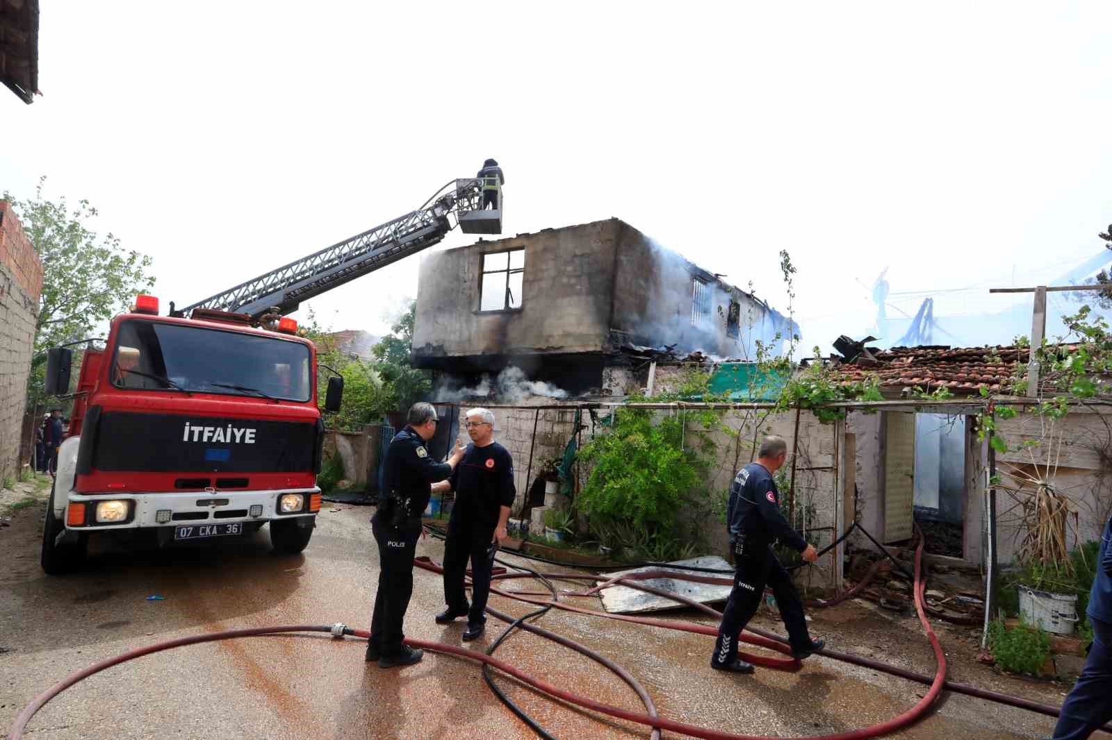 İki katlı gecekonduda çıkan yangın bitişiğindeki eve sıçradı
