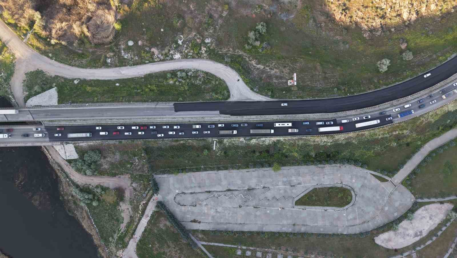 İki otomobil çarpıştı, 3 kişi yaralandı: Trafik yoğunluğu havadan görüntülendi
