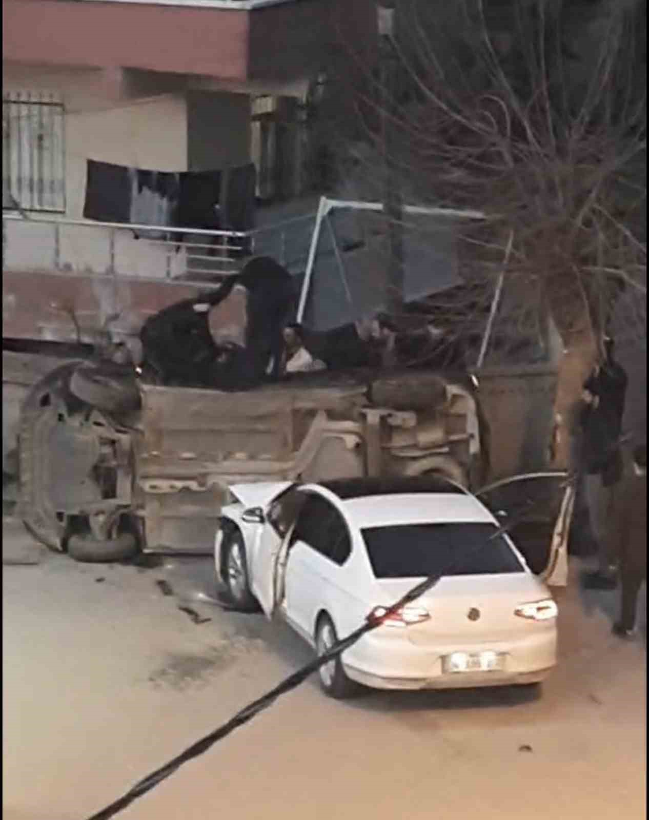 İki otomobil çarpıştı: 3 yaralı
