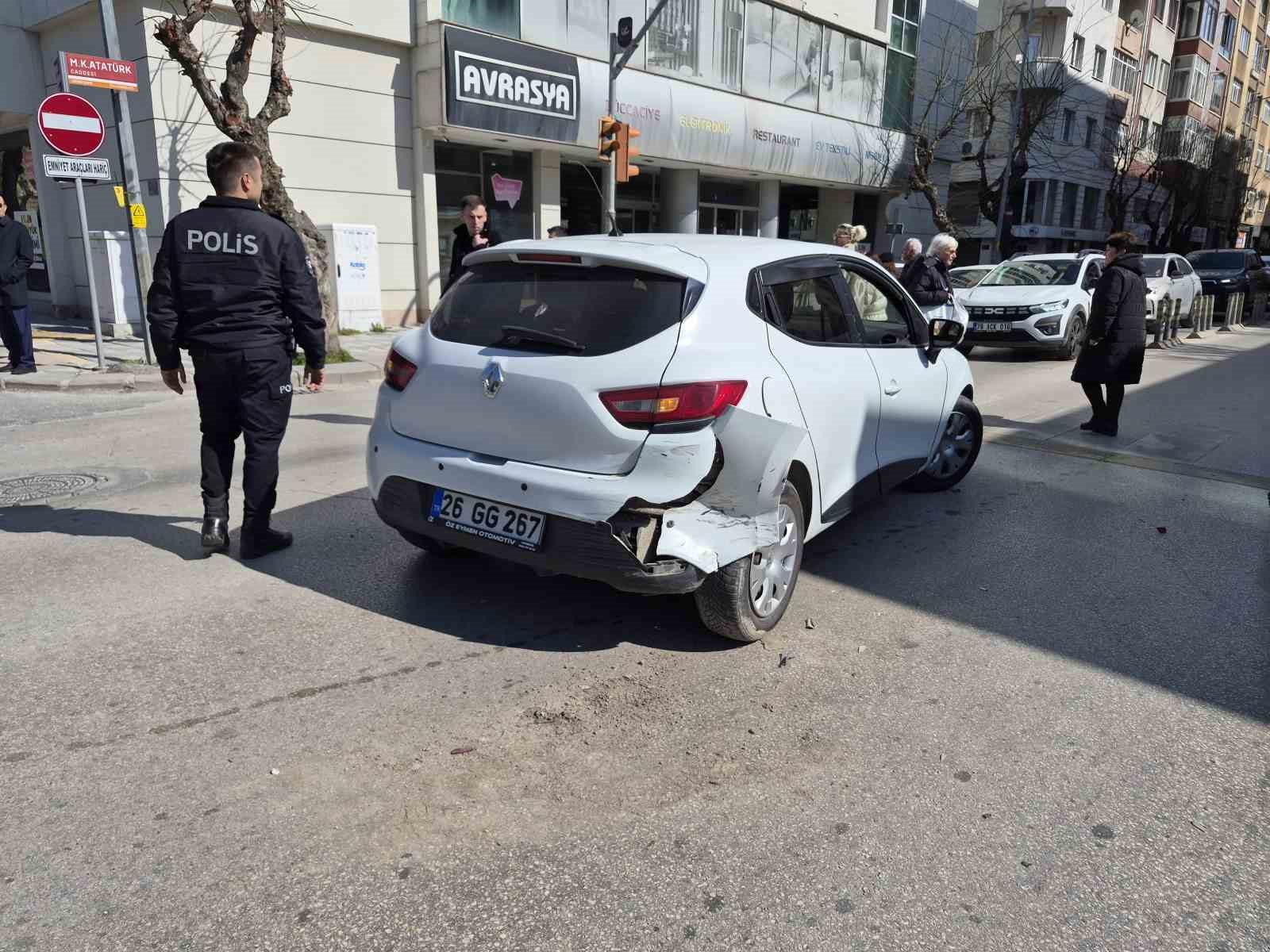 İki otomobil çarpıştı, savrulan araçlardan biri yayaların arasına daldı, 5 yaralı
