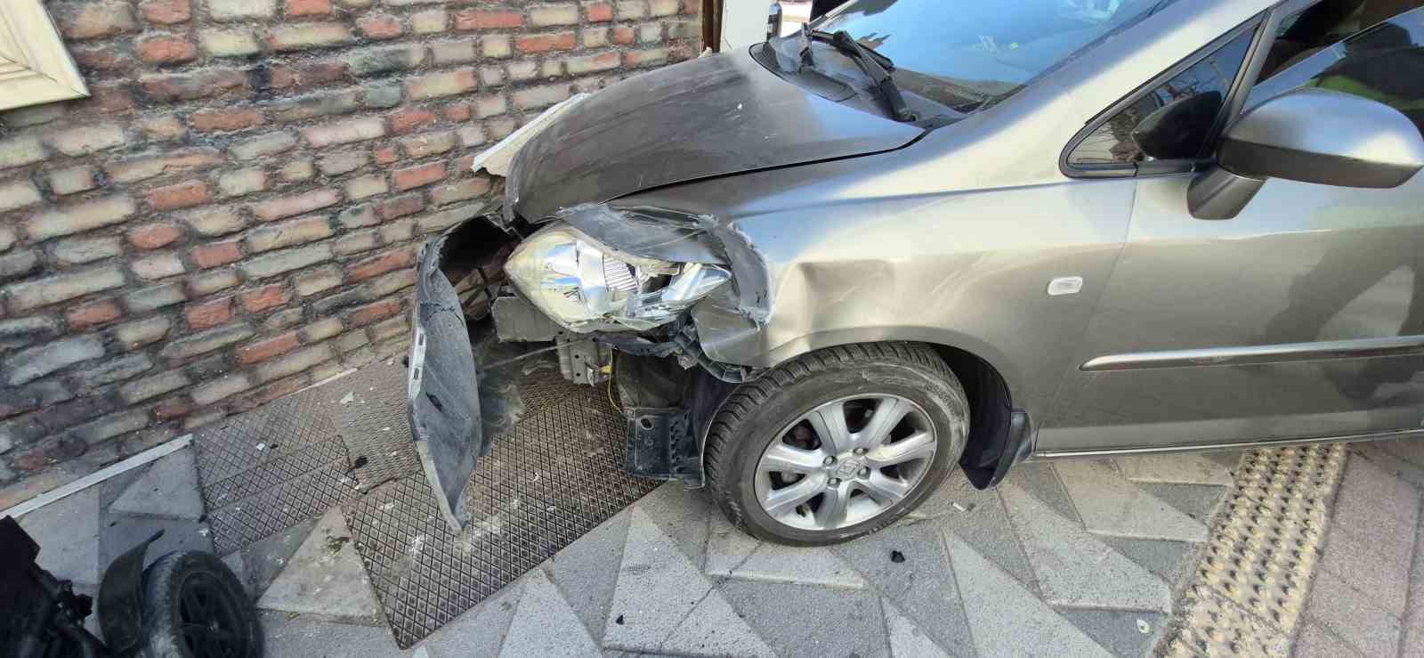 İki otomobil çarpıştı, savrulan araçlardan biri yayaların arasına daldı, 5 yaralı
