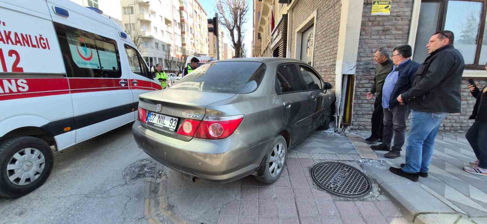İki otomobil çarpıştı, savrulan araçlardan biri yayaların arasına daldı, 5 yaralı
