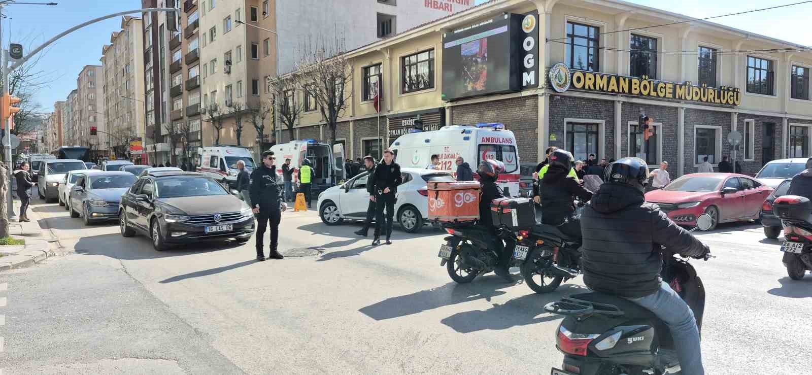 İki otomobil çarpıştı, savrulan araçlardan biri yayaların arasına daldı, 5 yaralı
