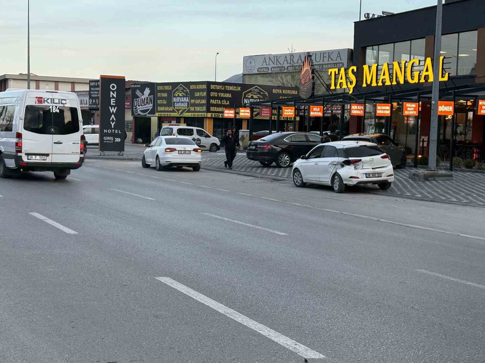 İki otomobil ve tramvayın karıştığı kazada 2 kişi yaralandı
