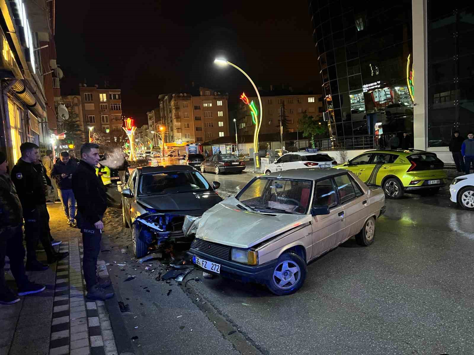 İki otomobilin çarpıştığı kazada 1 kişi yaralandı
