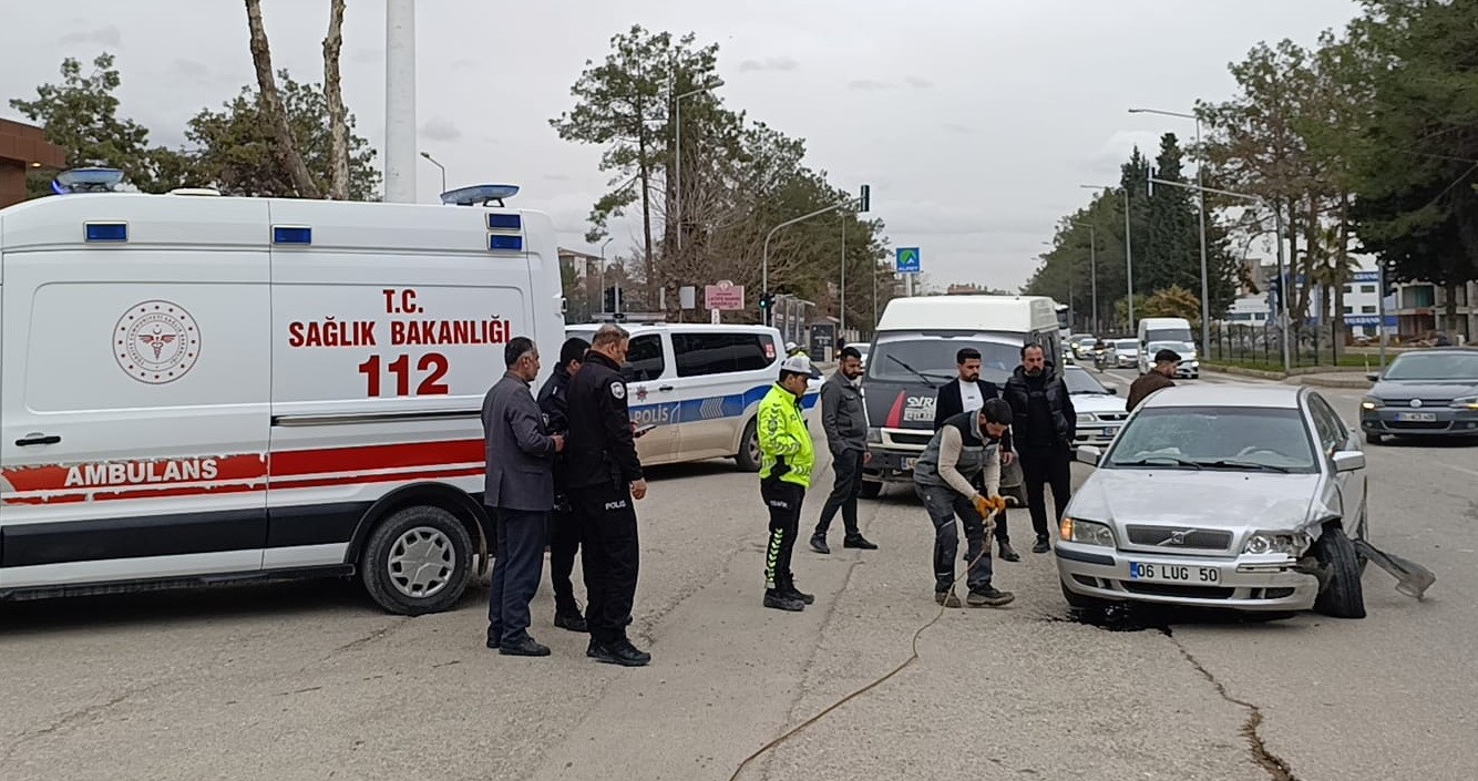 İki otomobilin çarpıştığı kazada 1 kişi yaralandı
