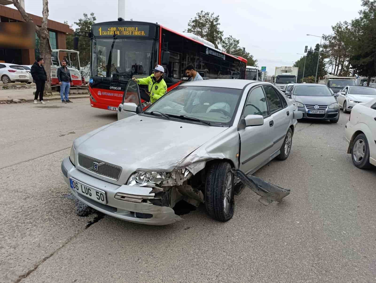 İki otomobilin çarpıştığı kazada 1 kişi yaralandı
