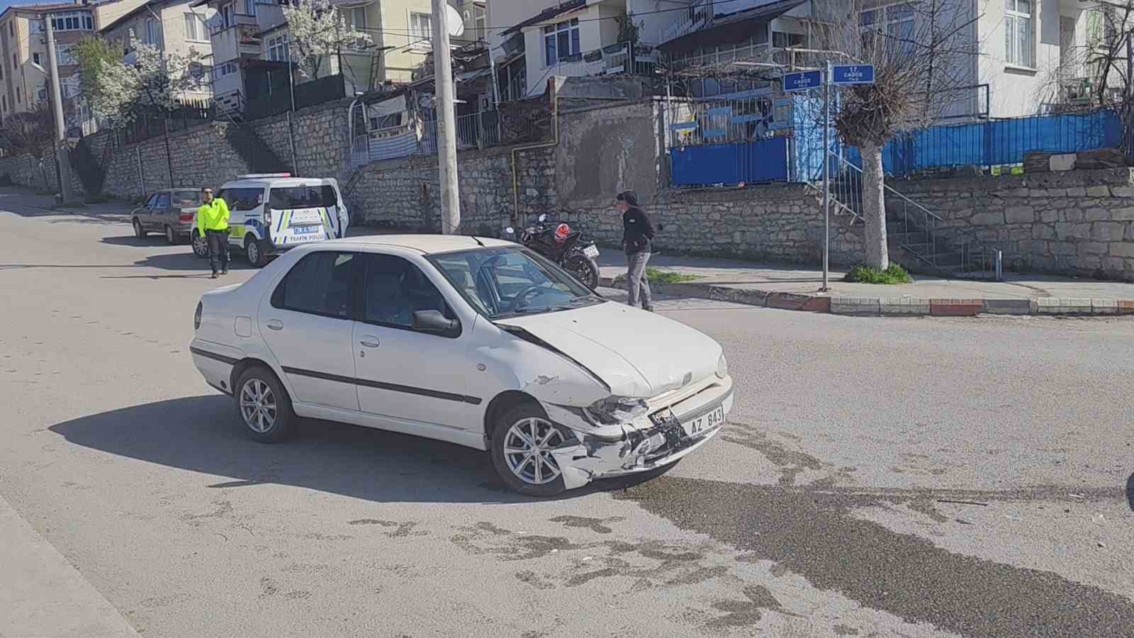 İki otomobilin çarpıştığı kazada 3 kişi yaralandı
