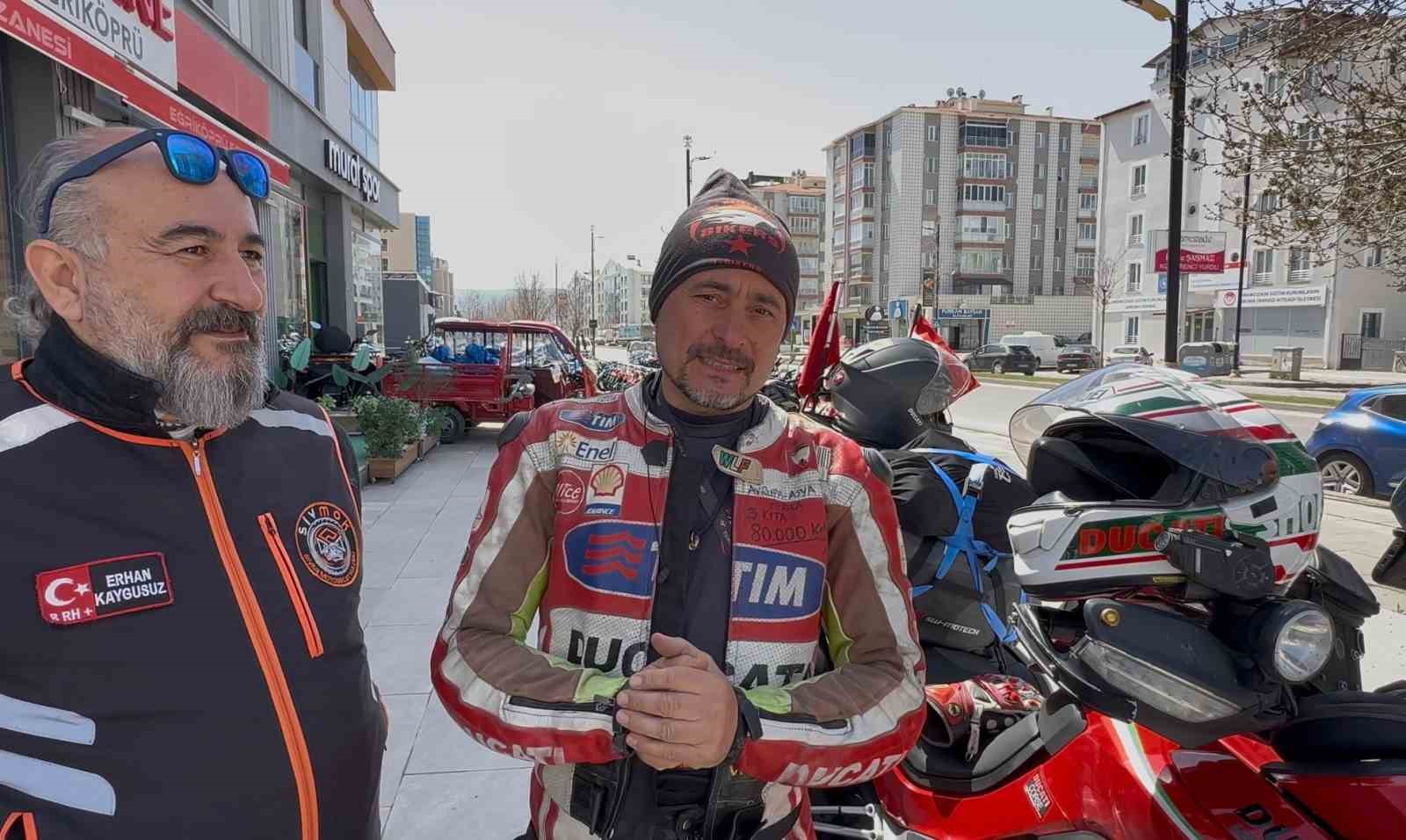 İki teker üzerinde binlerce kilometre katettiler, mübarek topraklarda umre yaptılar
