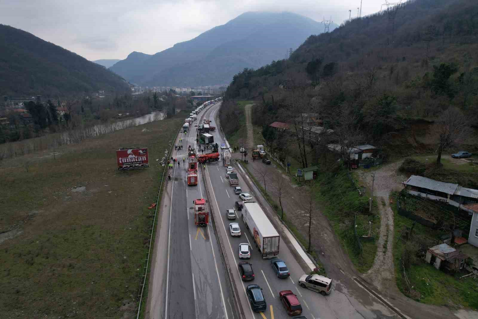 İki tır çarpıştı, D-650 savaş alanına döndü
