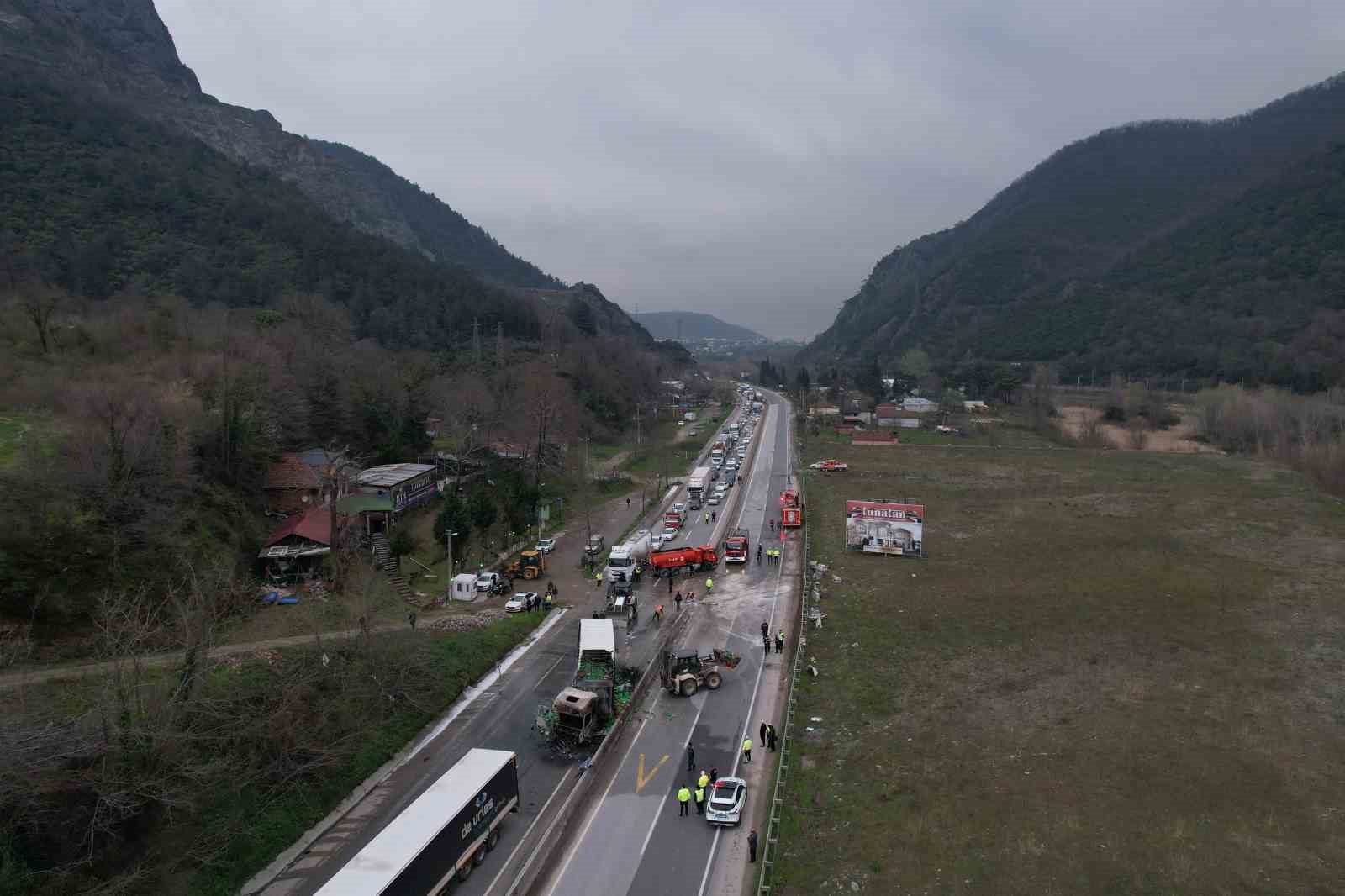 İki tır çarpıştı, D-650 savaş alanına döndü
