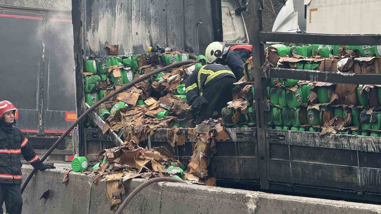 İki tır çarpıştı, D-650 savaş alanına döndü
