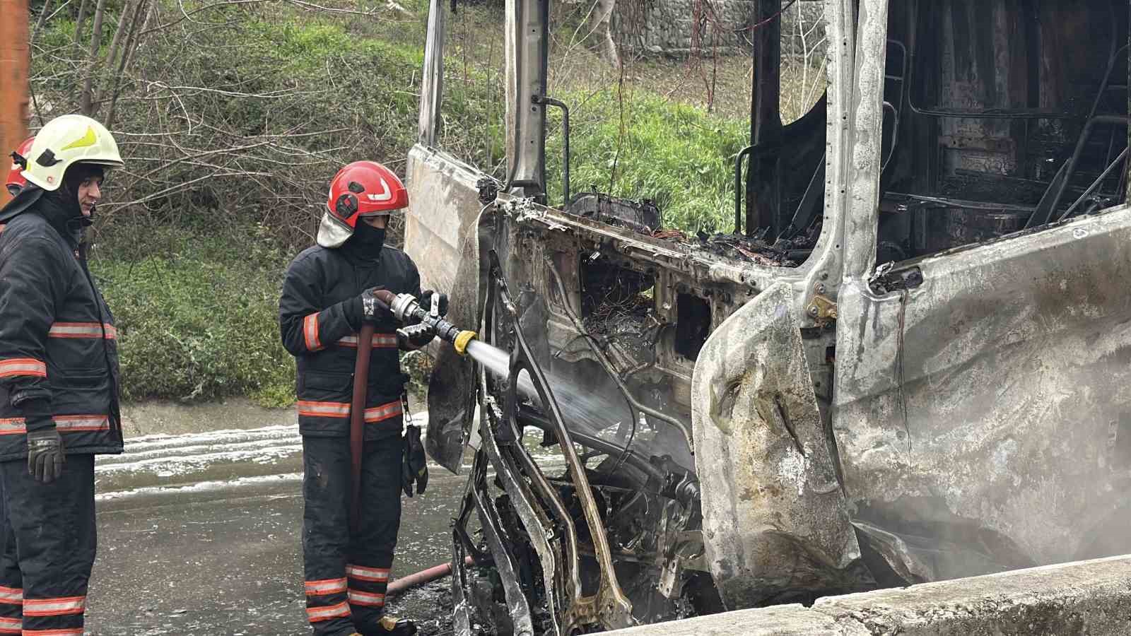 İki tır çarpıştı, D-650 savaş alanına döndü
