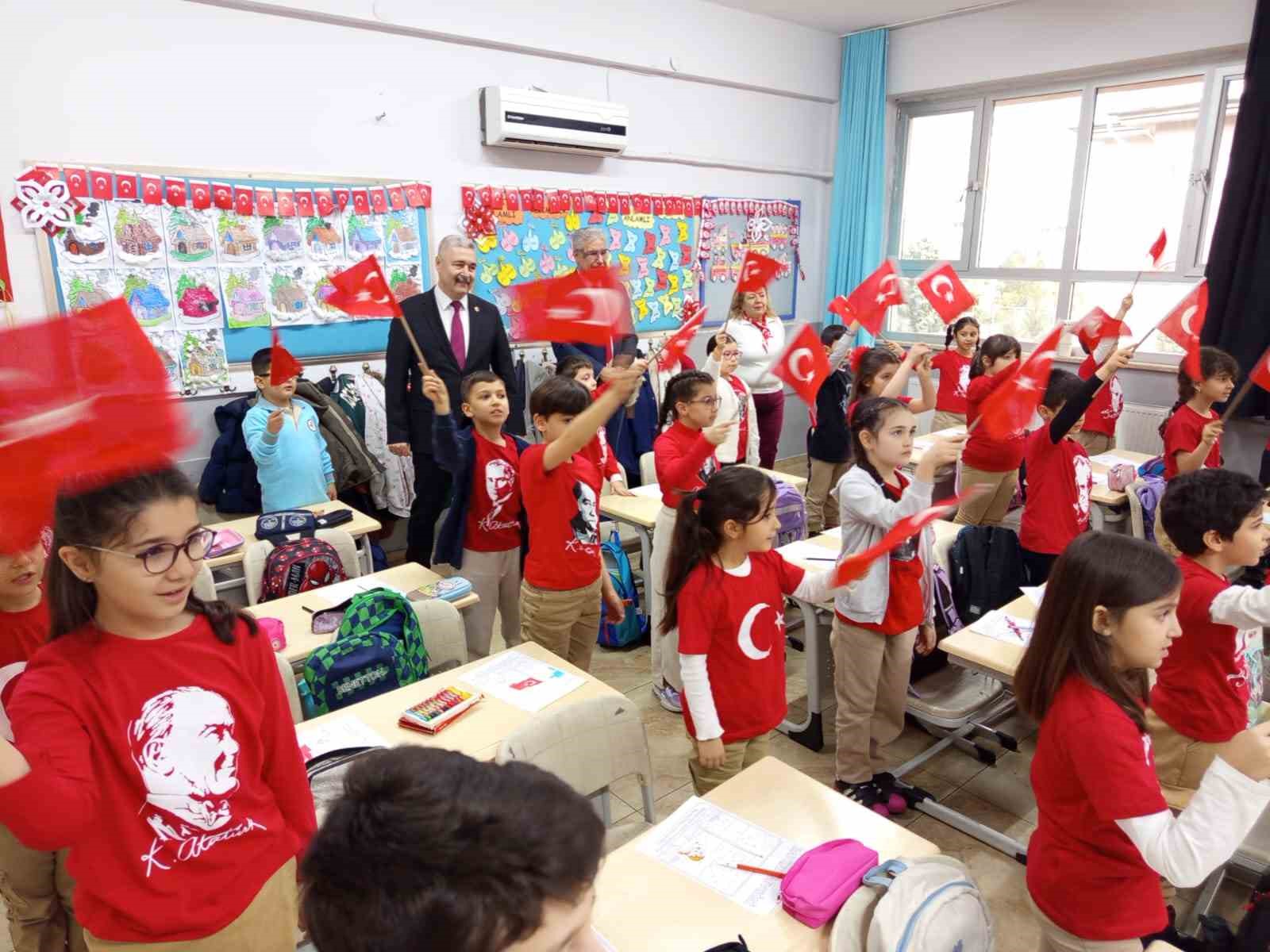 İkinci dönem "Bayrak Sevgisi" dersiyle başladı
İkinci dönem "Bayrak Sevgisi" dersiyle başladı