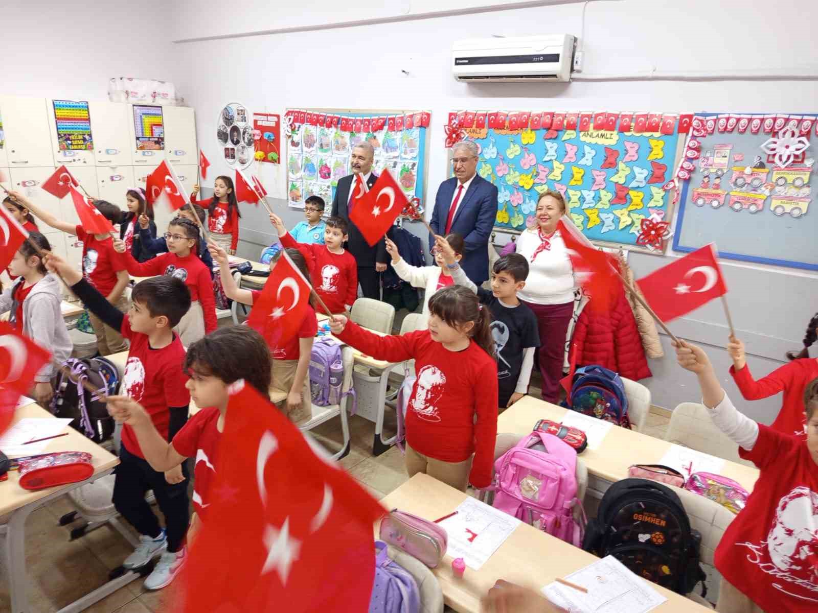 İkinci dönem "Bayrak Sevgisi" dersiyle başladı
İkinci dönem "Bayrak Sevgisi" dersiyle başladı