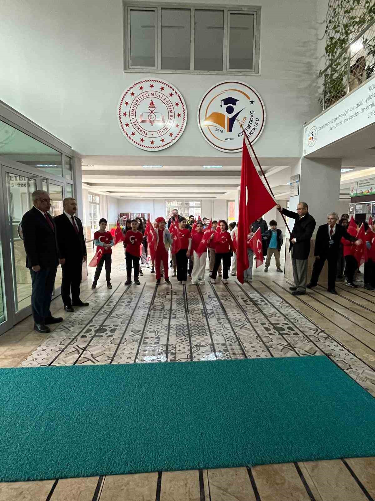 İkinci dönem "Bayrak Sevgisi" dersiyle başladı
İkinci dönem "Bayrak Sevgisi" dersiyle başladı