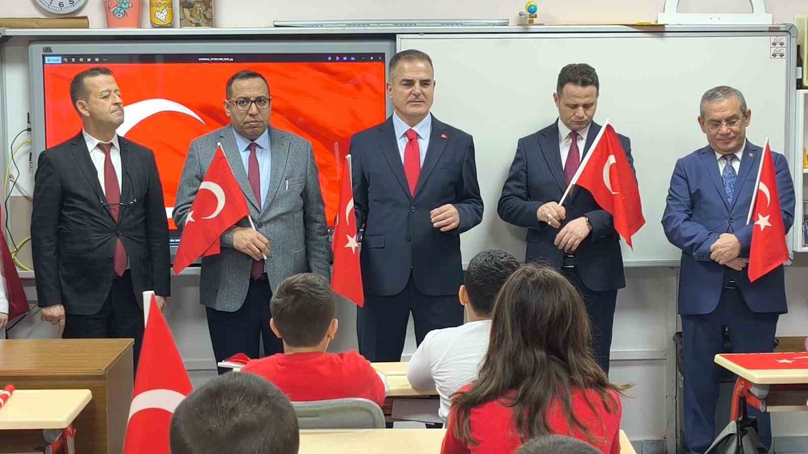 İkinci dönemin ilk dersinin konusu ’Bayrak’
