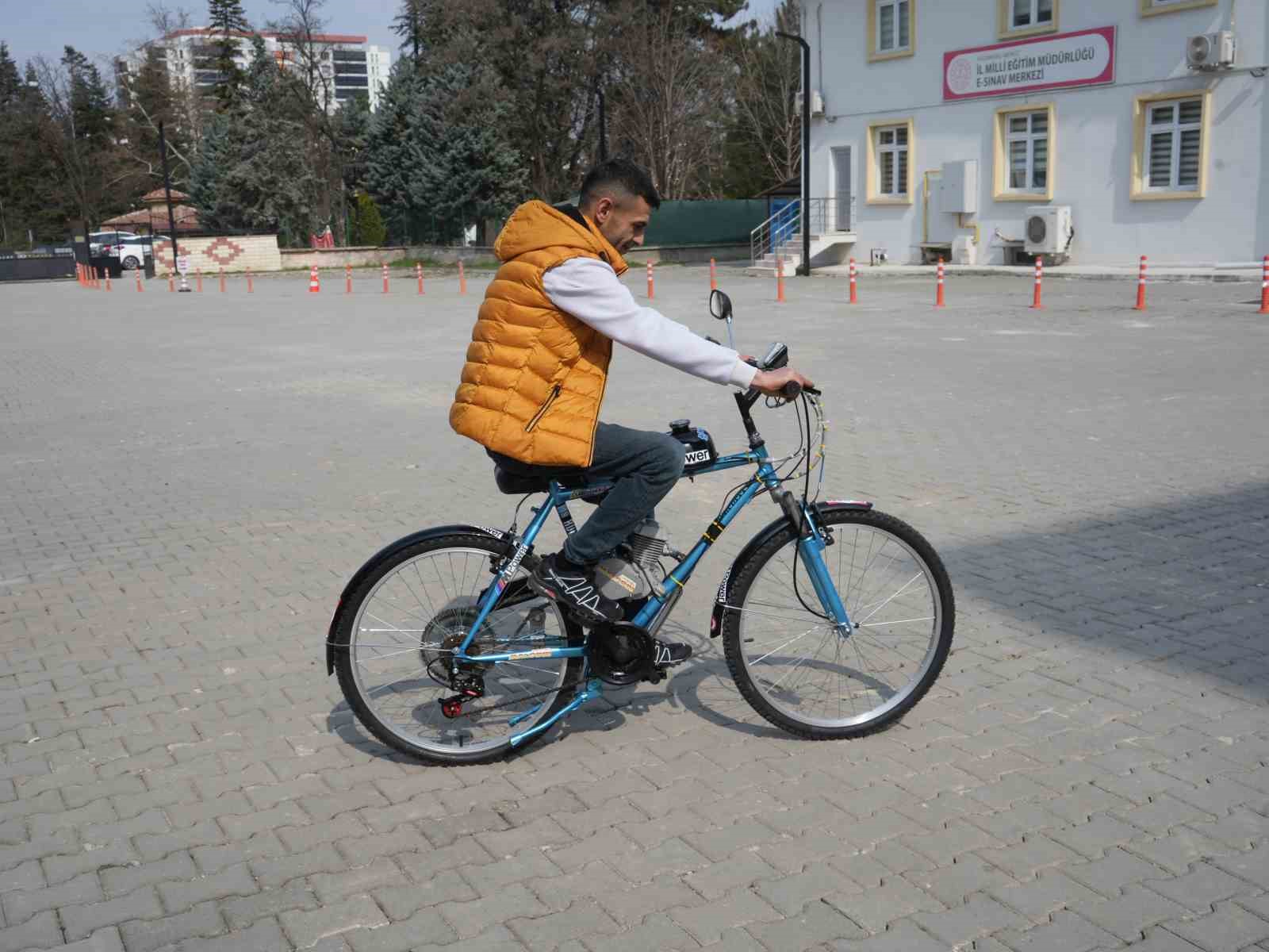 İkinci el bisiklet satın aldı, topladığı malzemelerle mobilete çevirdi
