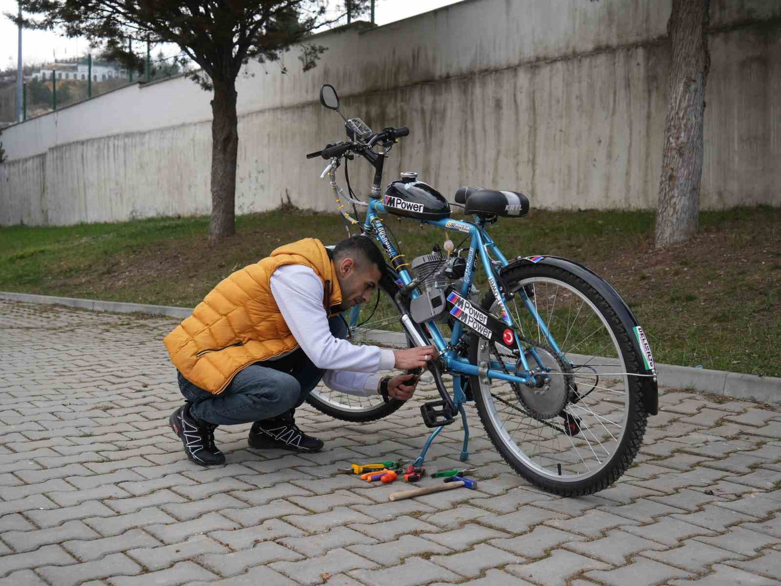 İkinci el bisiklet satın aldı, topladığı malzemelerle mobilete çevirdi
