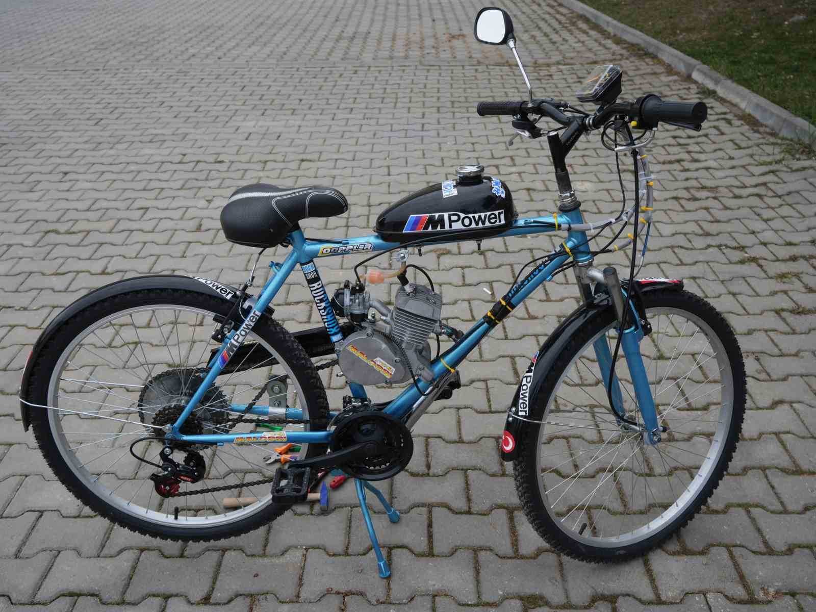 İkinci el bisiklet satın aldı, topladığı malzemelerle mobilete çevirdi
