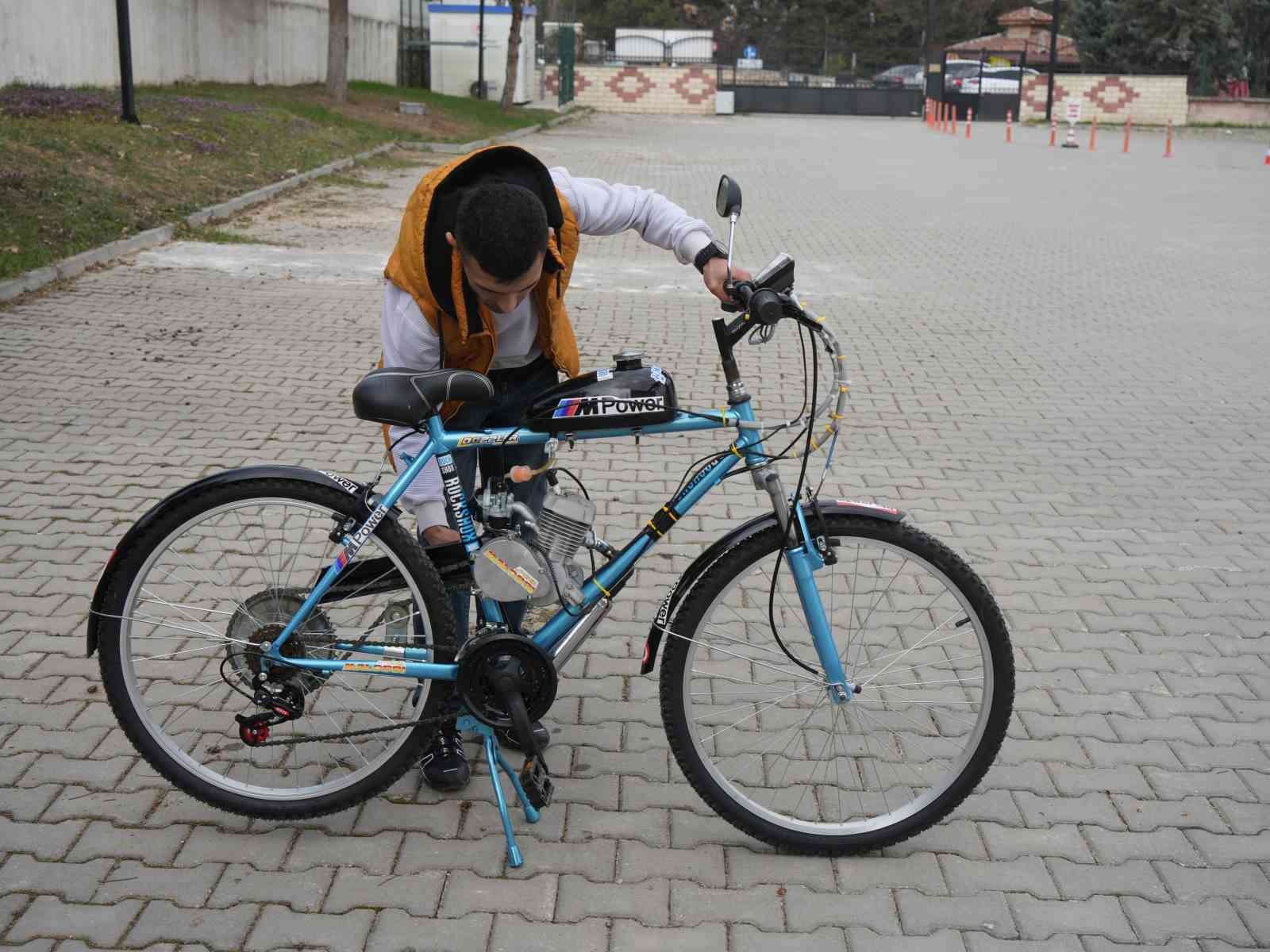 İkinci el bisiklet satın aldı, topladığı malzemelerle mobilete çevirdi
