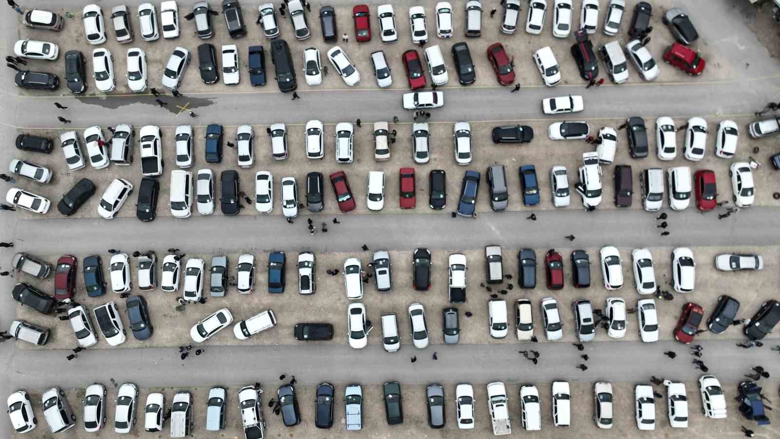 İkinci el oto pazarında buruk bayram
