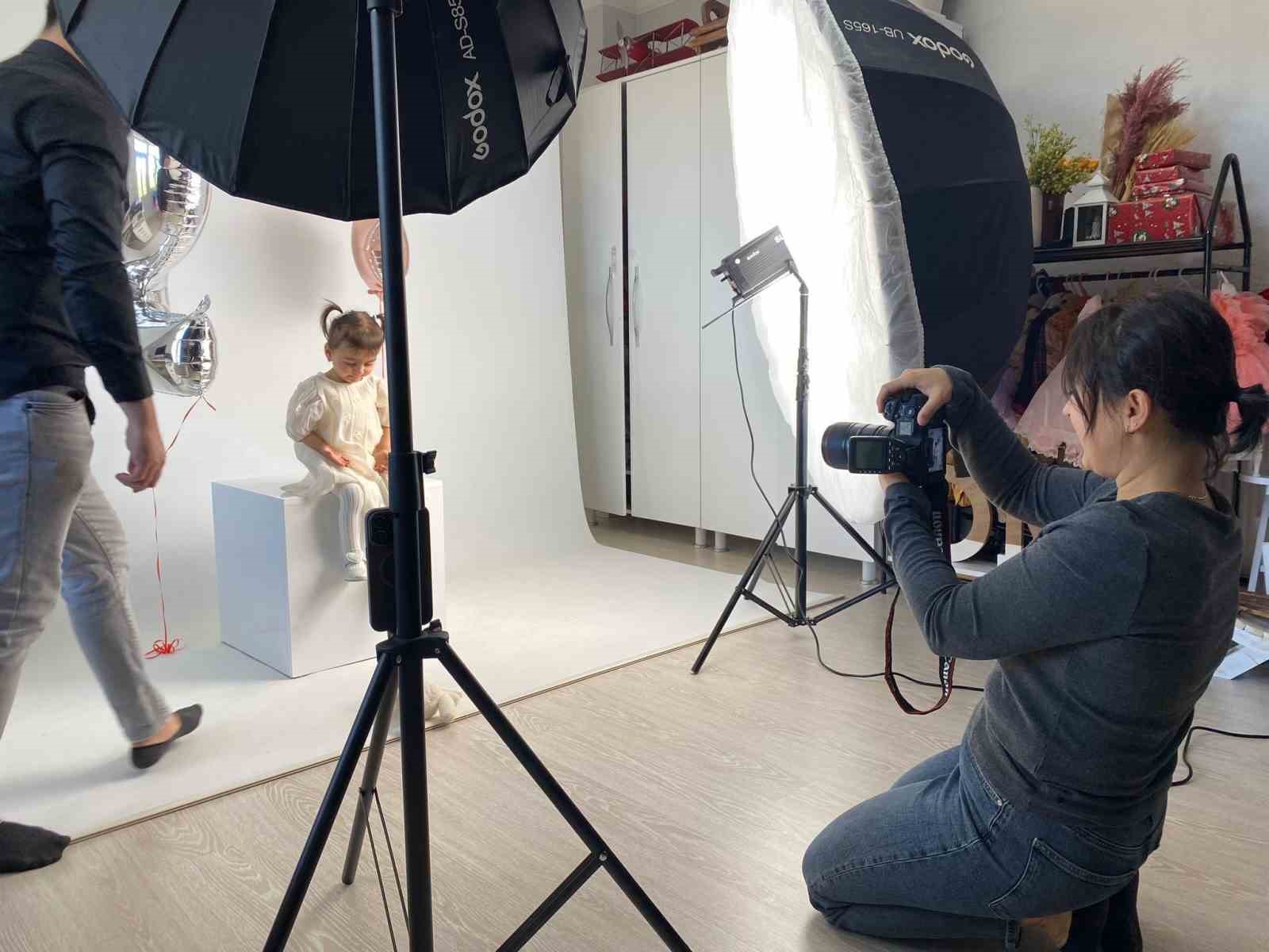 İkiz bebeklerinin fotoğraflarını çekerek başladı, evinin bir odasını stüdyoya çevirdi

