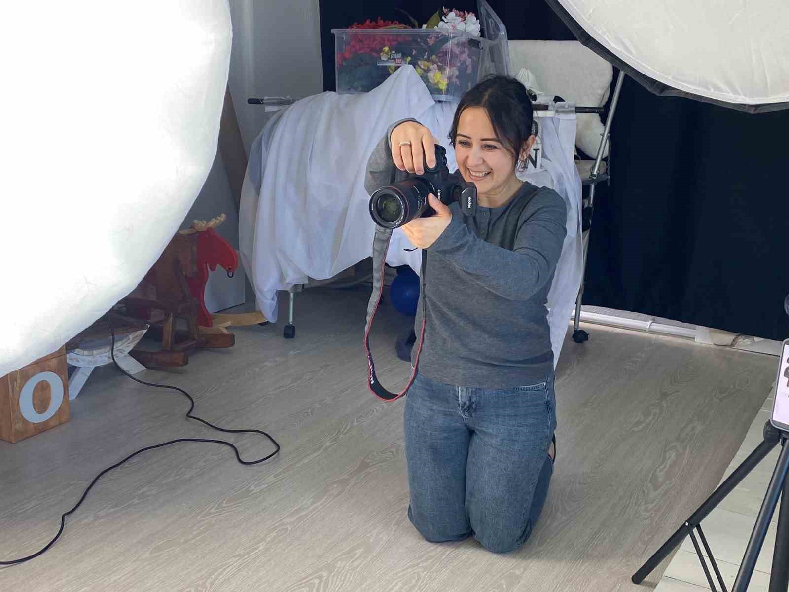 İkiz bebeklerinin fotoğraflarını çekerek başladı, evinin bir odasını stüdyoya çevirdi
