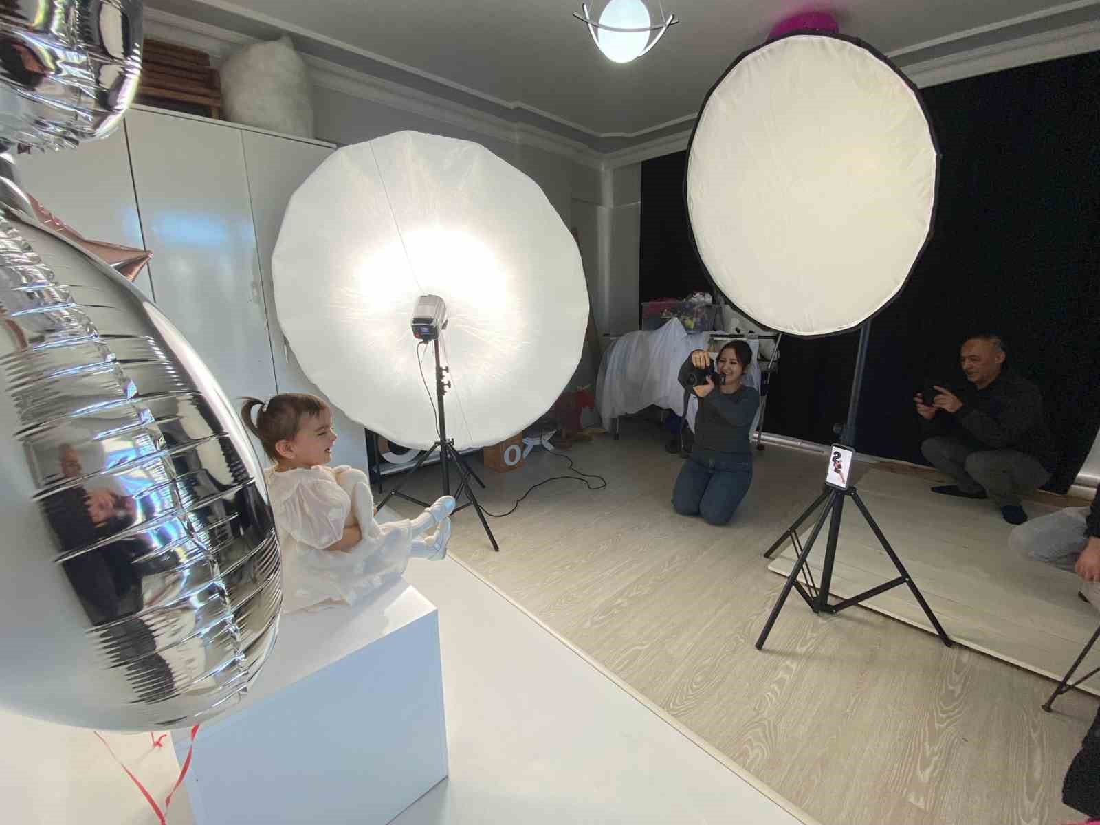İkiz bebeklerinin fotoğraflarını çekerek başladı, evinin bir odasını stüdyoya çevirdi
