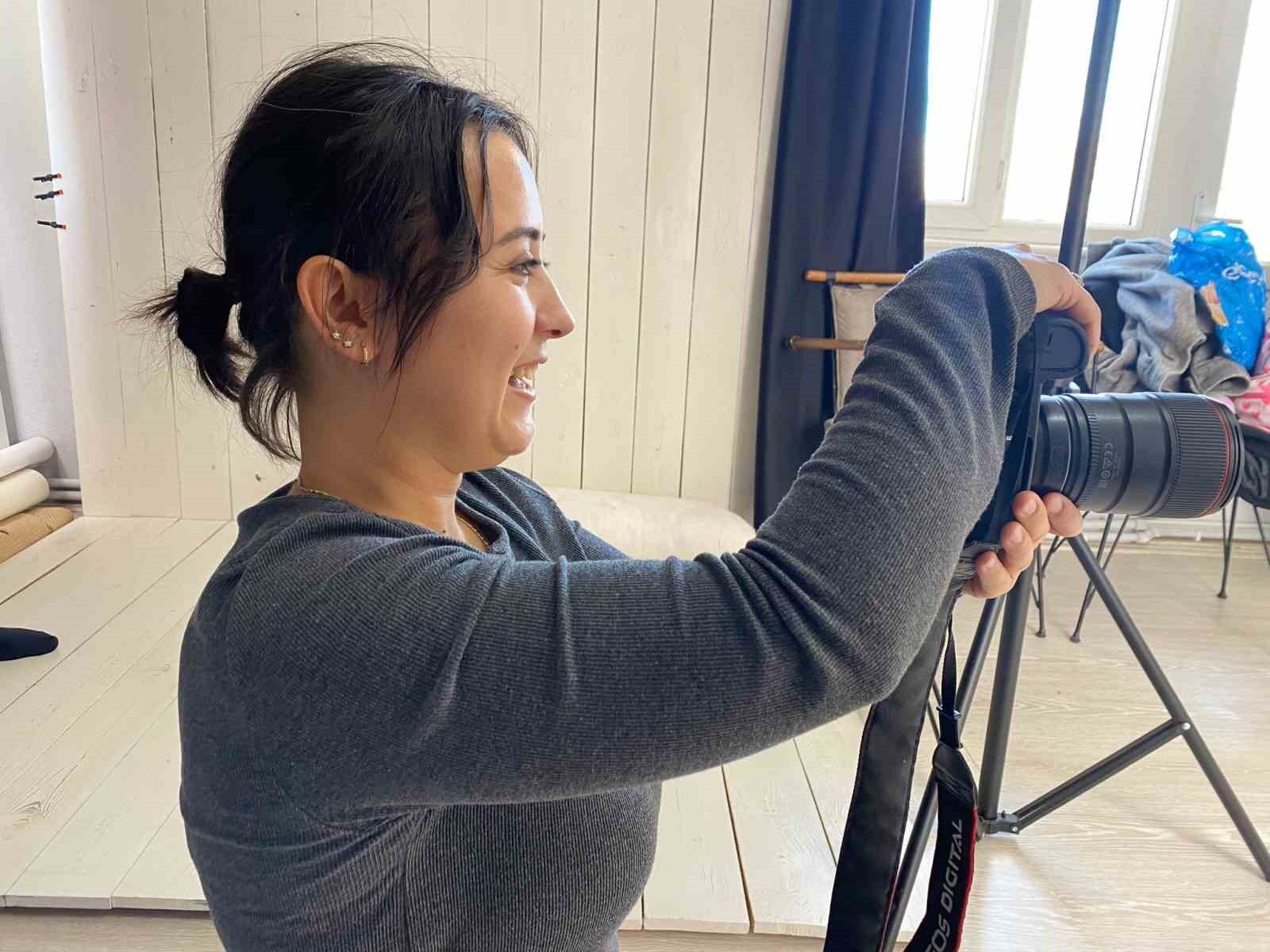 İkiz bebeklerinin fotoğraflarını çekerek başladı, evinin bir odasını stüdyoya çevirdi
