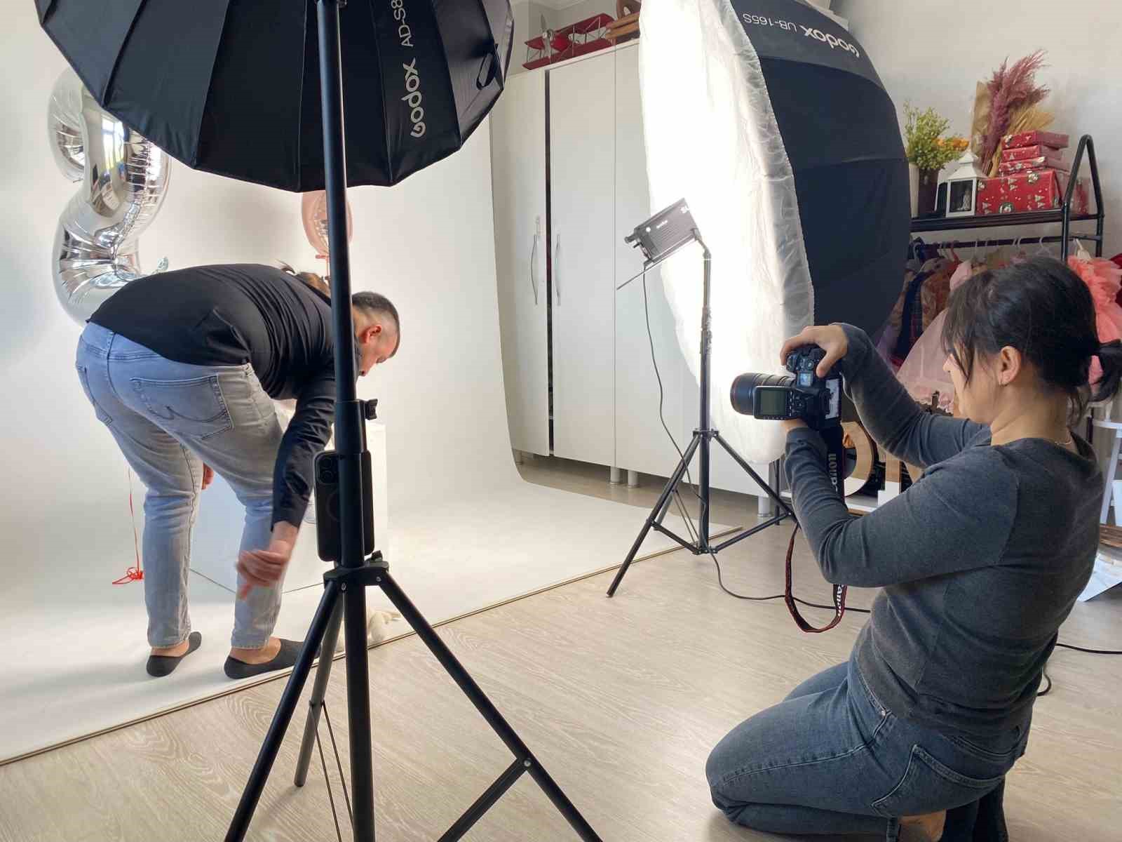 İkiz bebeklerinin fotoğraflarını çekerek başladı, evinin bir odasını stüdyoya çevirdi

