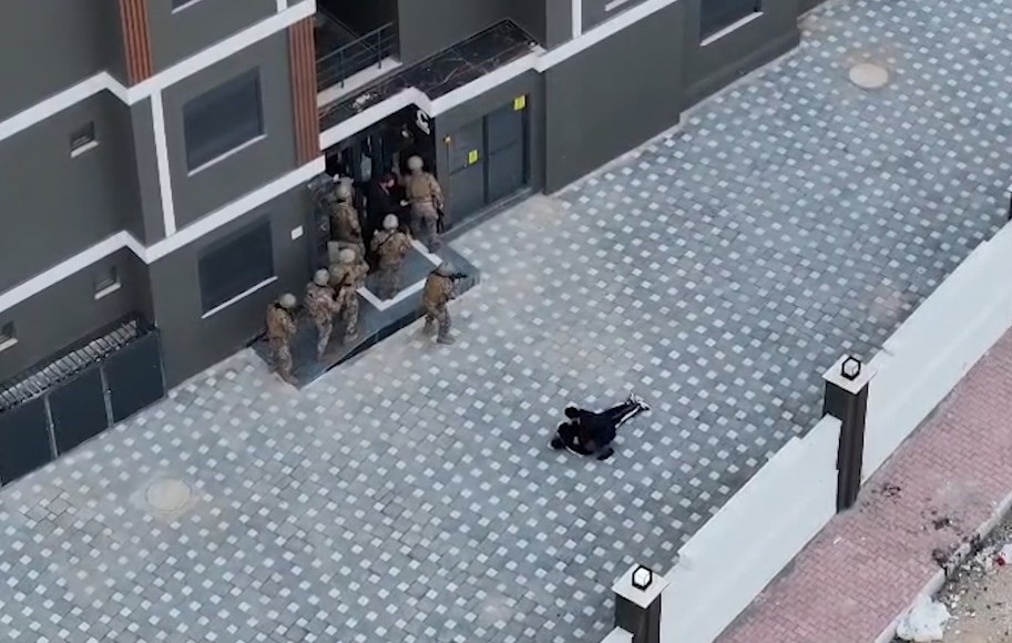 İkiz plakalarla ilçeleri gezip evlerden hırsızlık yaptılar, 11’incisinde yakayı ele verdiler
