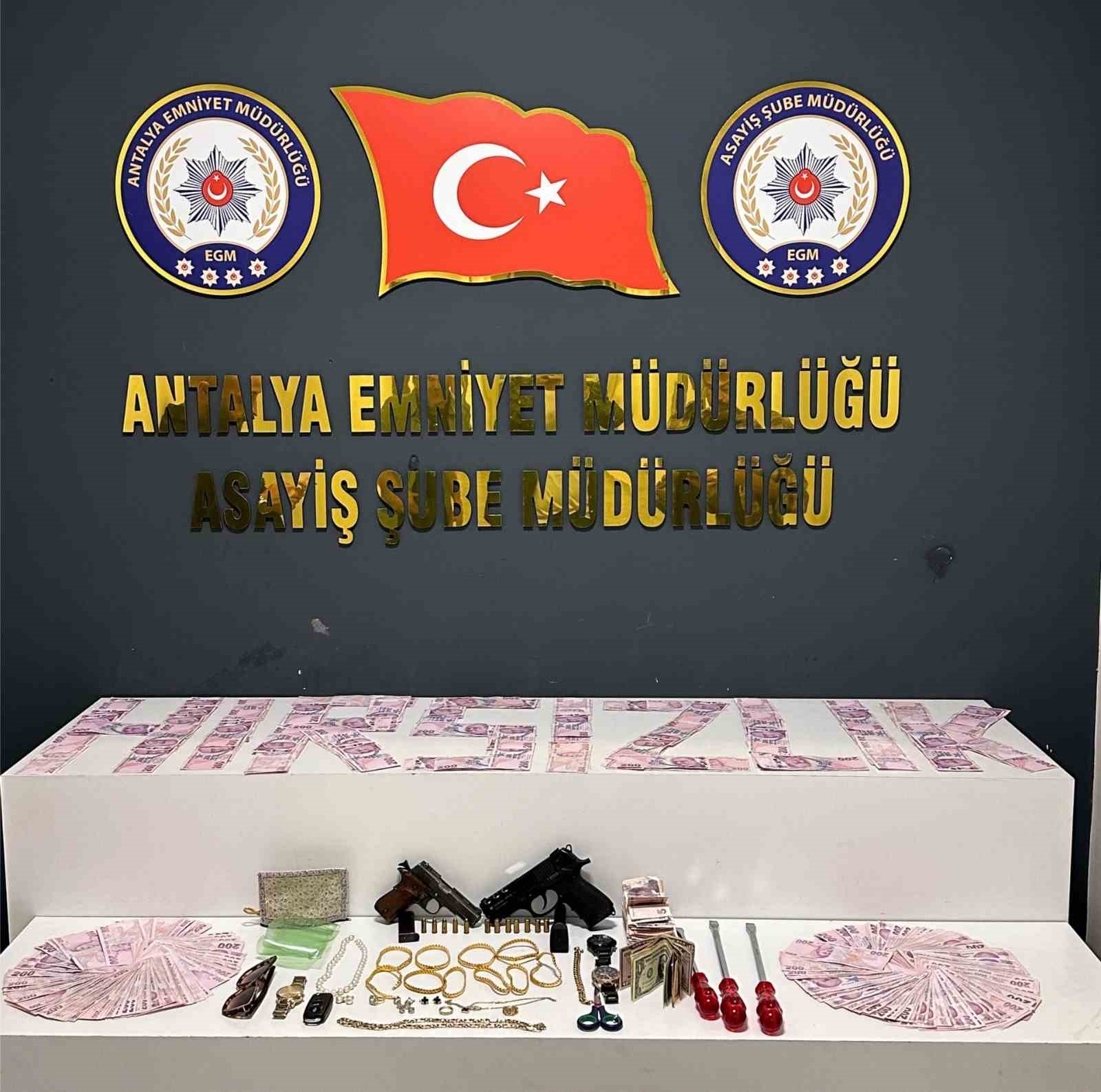 İkiz plakalarla ilçeleri gezip evlerden hırsızlık yaptılar, 11’incisinde yakayı ele verdiler
