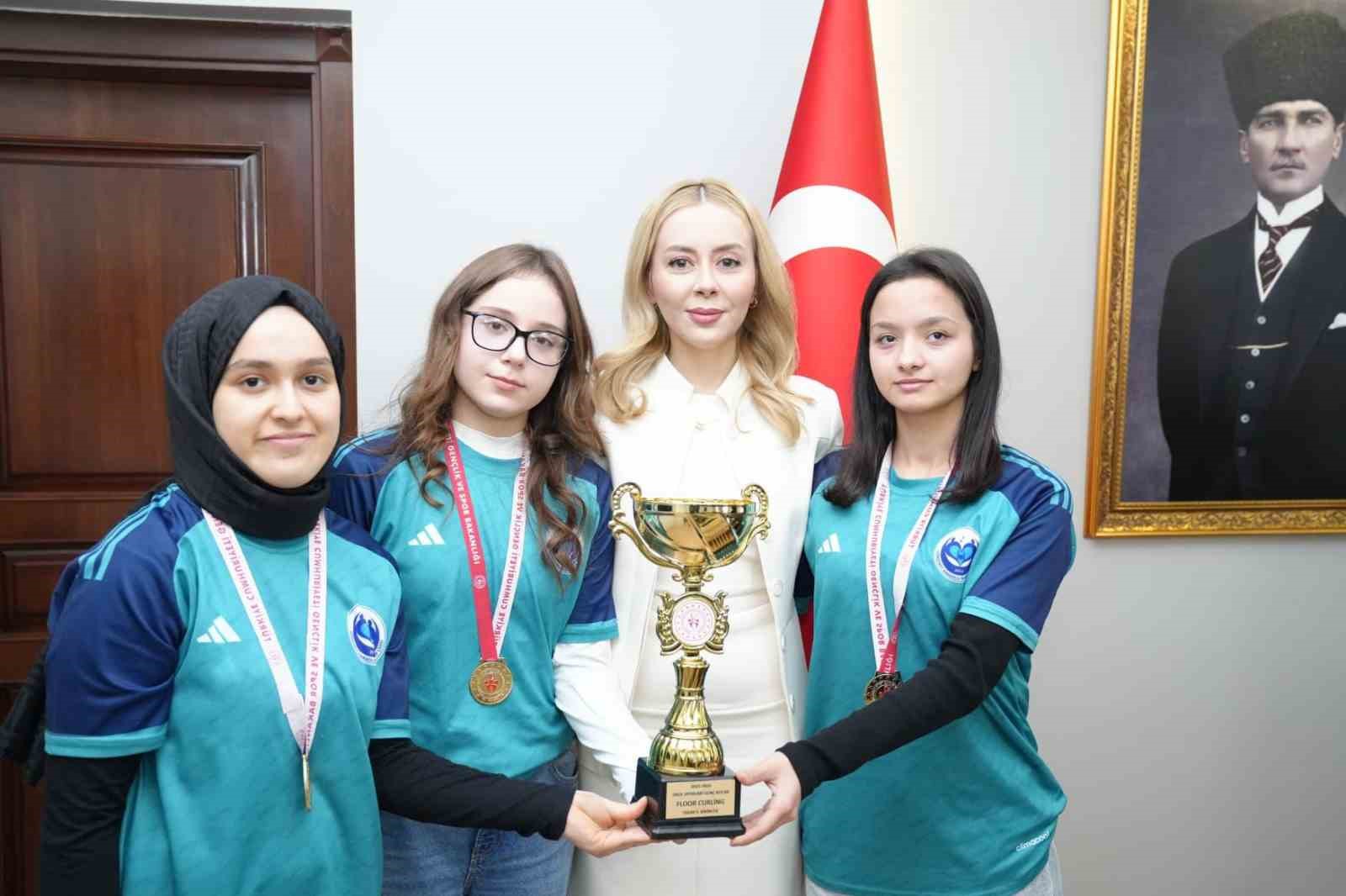 İl birincisi takım, kupayı Kaymakam Şıktaş’a götürdü
