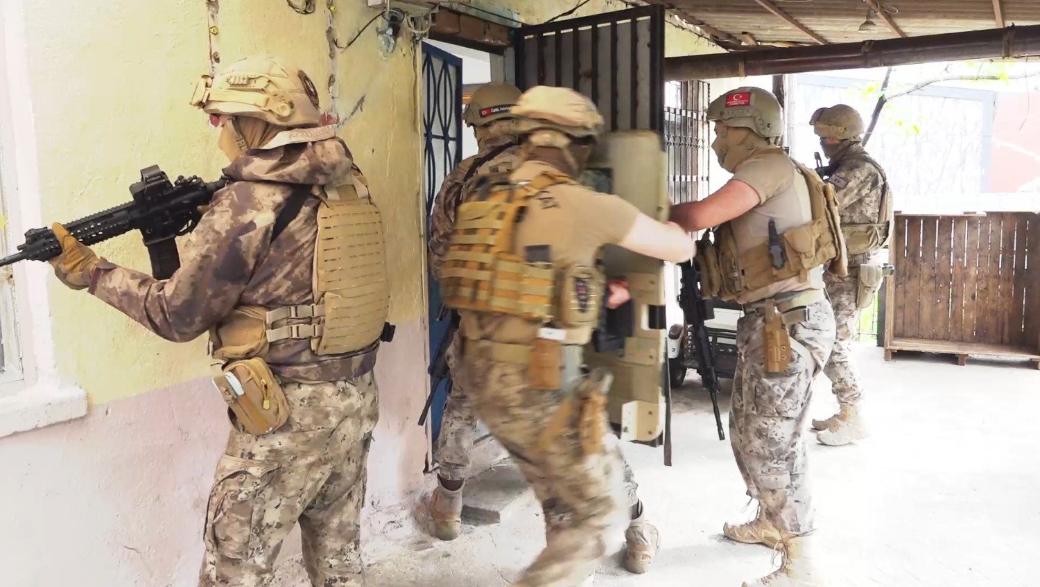 İl emniyet müdürünün yönettiği operasyonda çok miktarda uyuşturucu madde ele geçirildi
