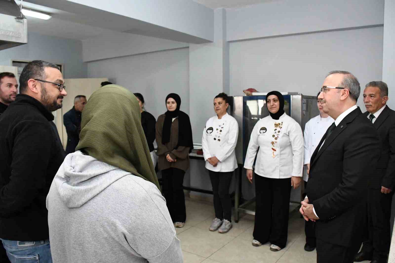 İl Milli Eğitim Müdürü Aydın, Halk Eğitim Merkezi’ndeki çalışmaları inceledi
