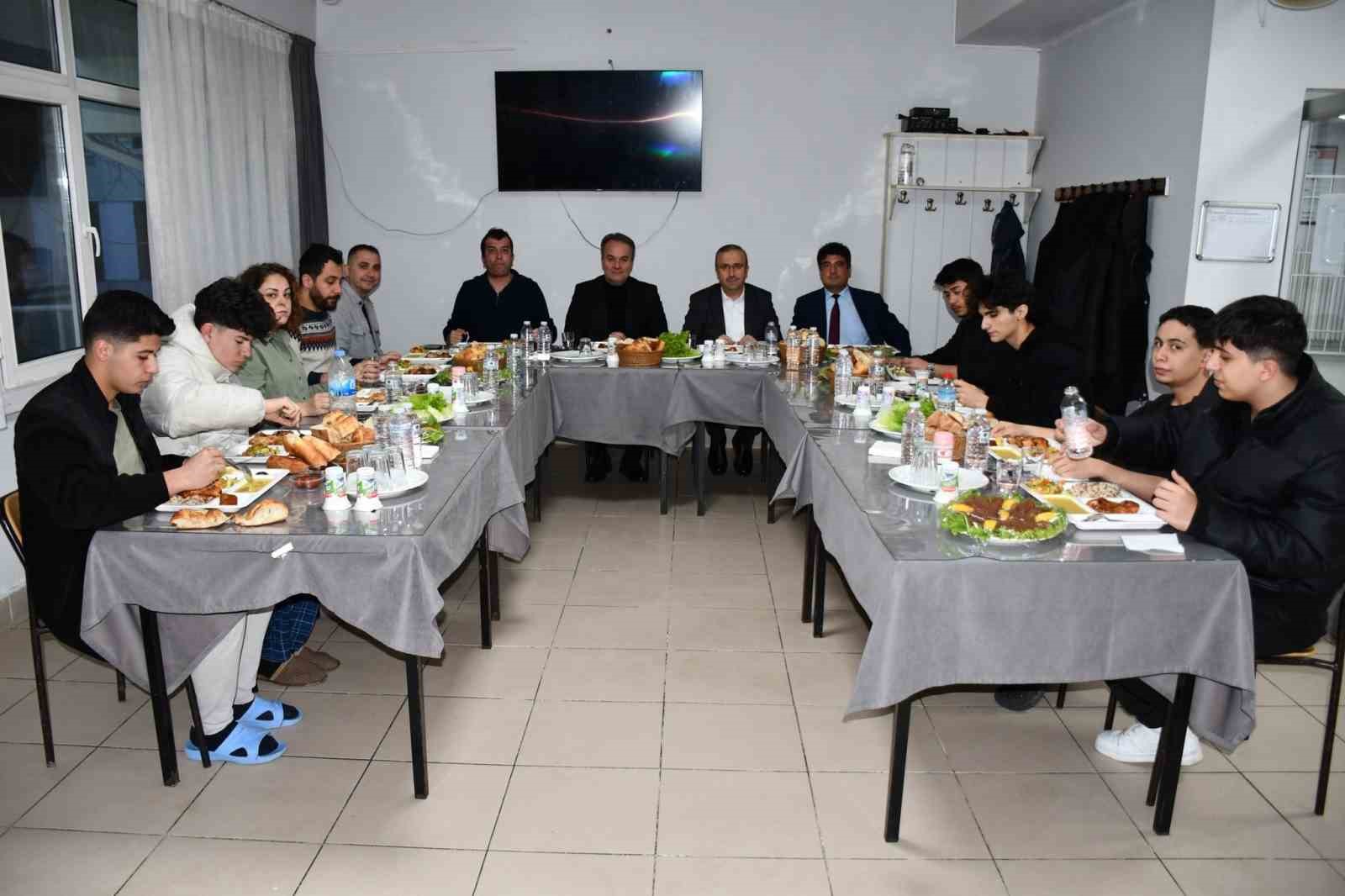 İl Milli Eğitim Müdürü Aydın, öğrencilerle iftar yaptı
