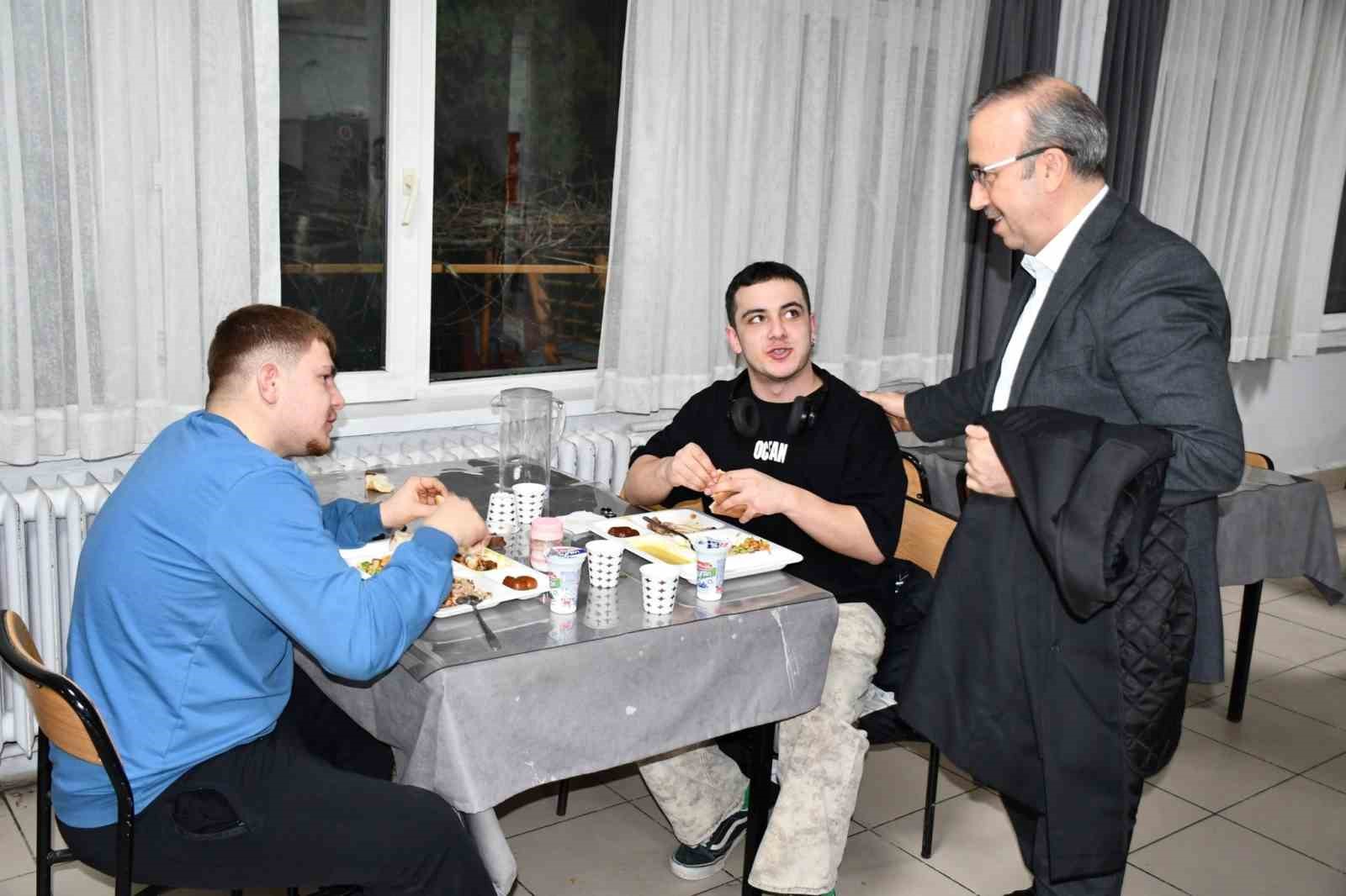 İl Milli Eğitim Müdürü Aydın, öğrencilerle iftar yaptı
