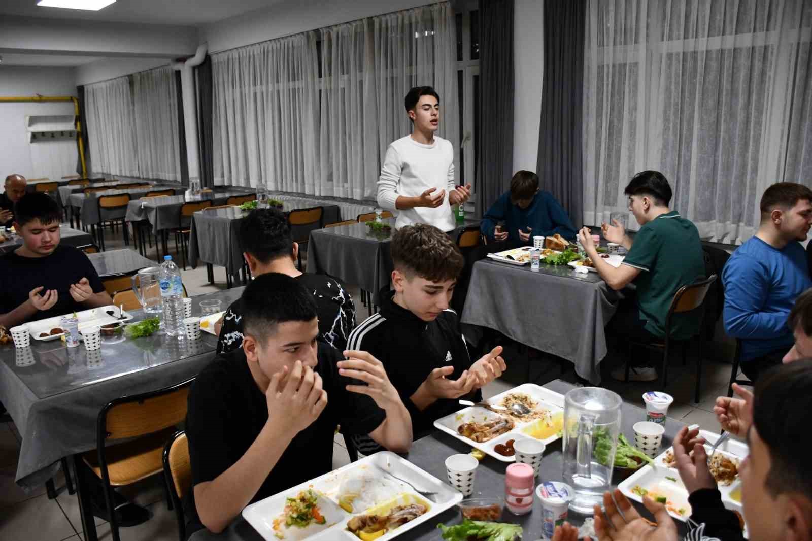 İl Milli Eğitim Müdürü Aydın, öğrencilerle iftar yaptı
