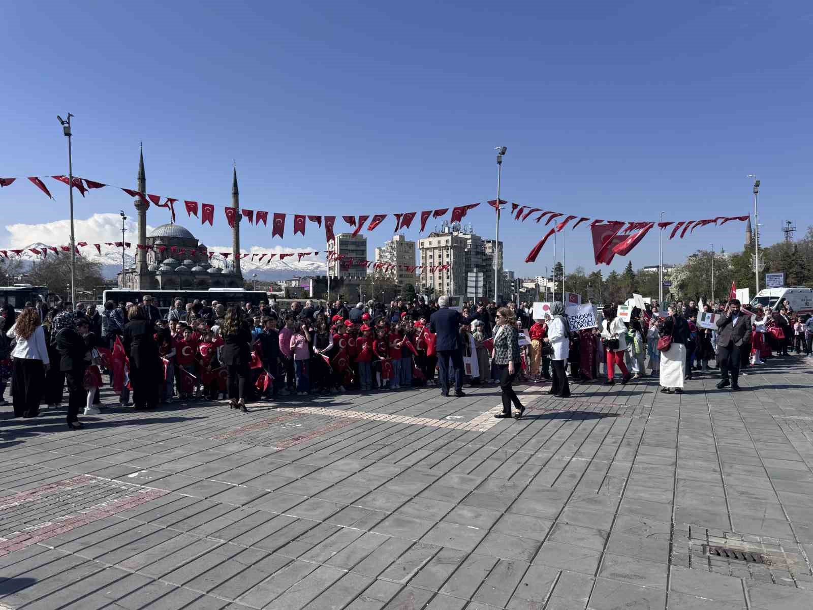 İl Milli Eğitim Müdürü Esen: "Dün olduğu gibi bugün de güvenli limanlarımız okullarımızdır"
