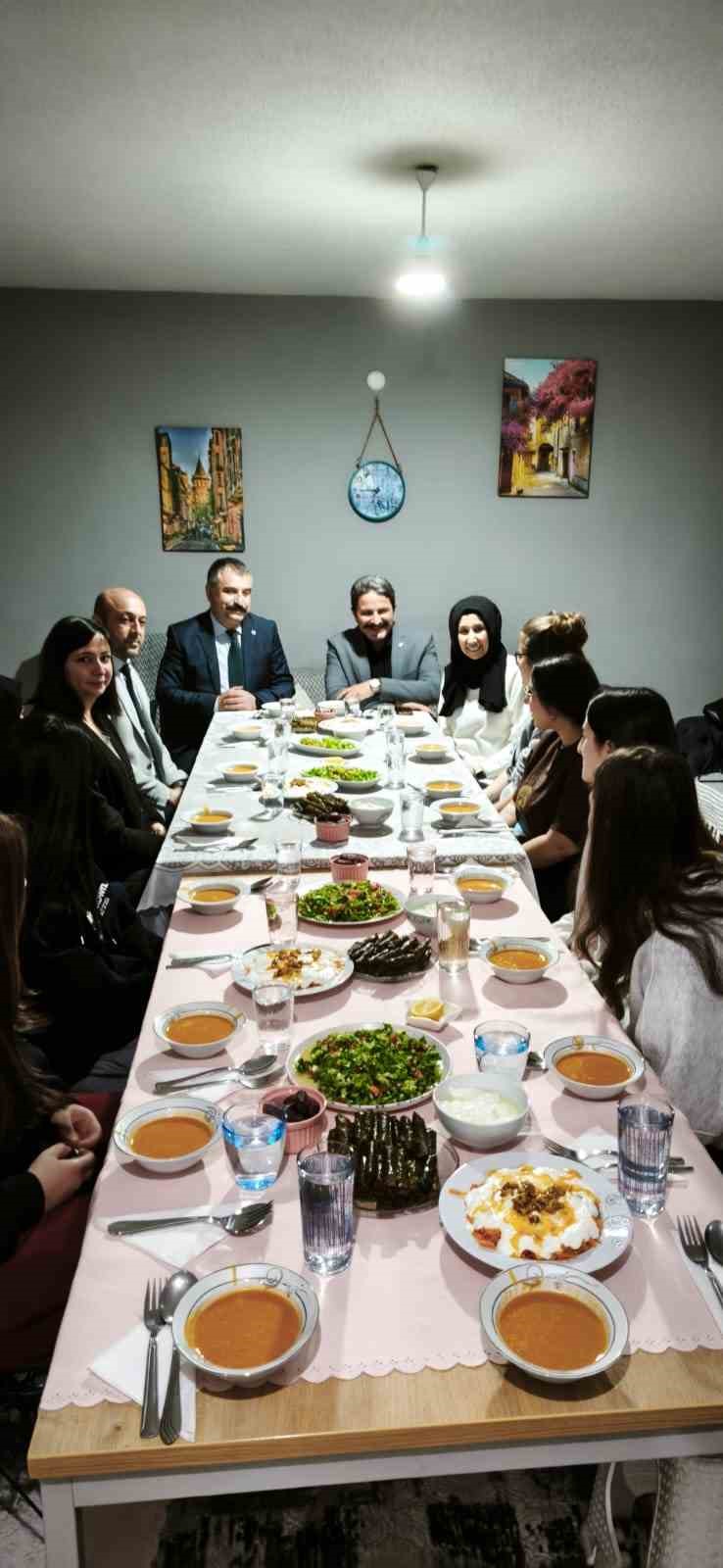 İl müdürleri, çocukların iftar sofrasına misafir oldu
