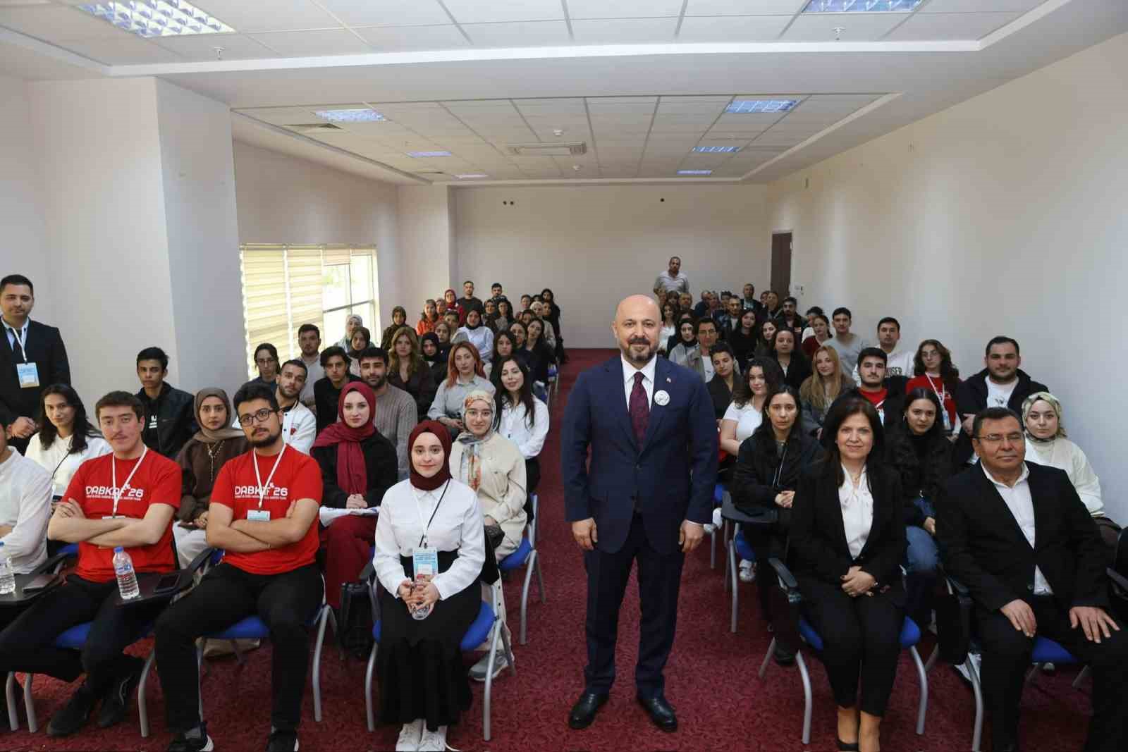 İl Sağlık Müdürü Nacar, gençlere tecrübelerini anlattı
