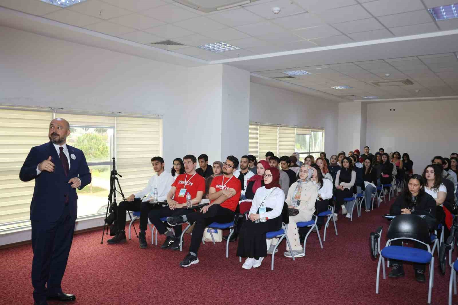 İl Sağlık Müdürü Nacar, gençlere tecrübelerini anlattı
