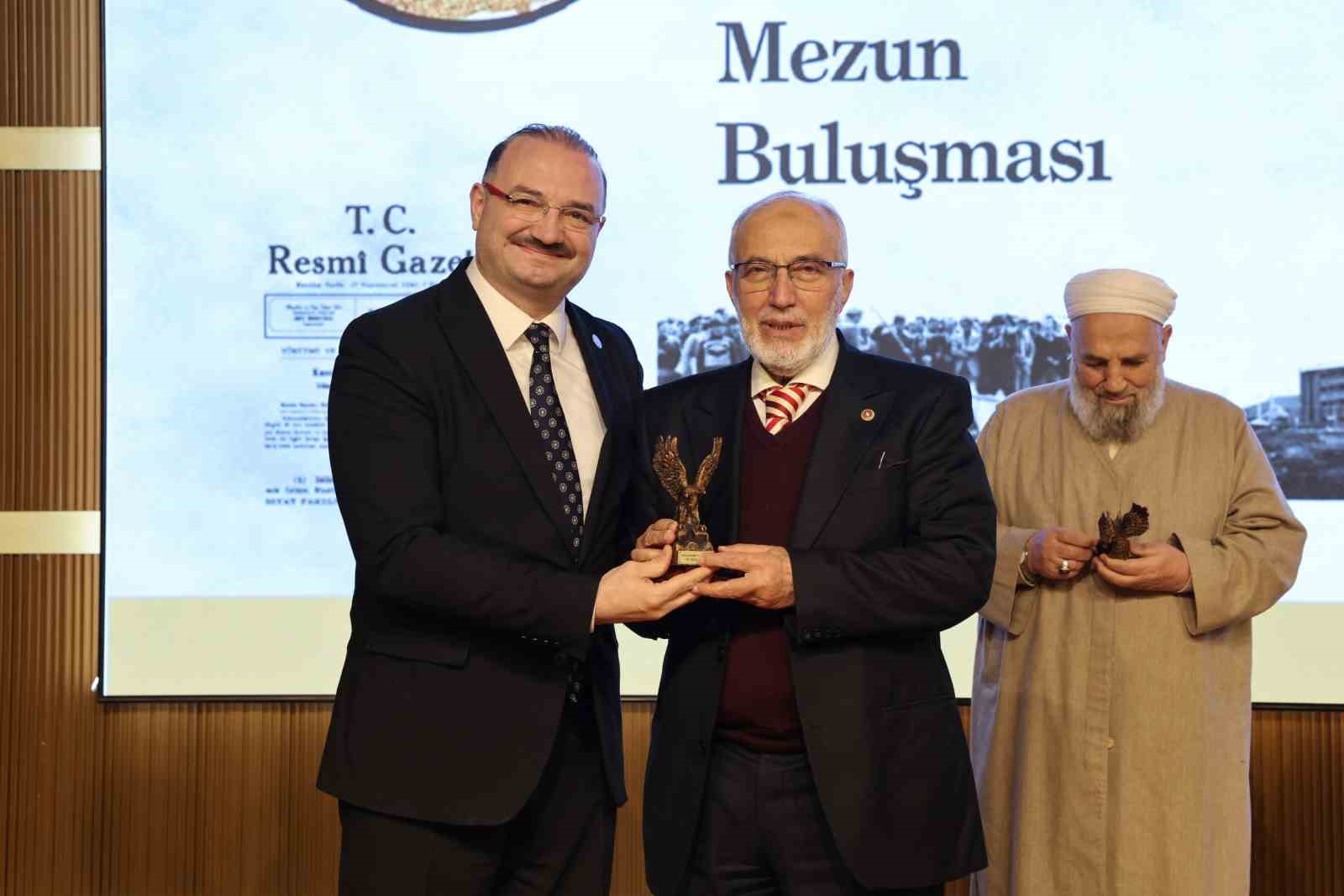 İlahiyat Fakültesinin 55. kuruluş yılı sempozyumu ve mezun buluşması gerçekleştirildi
