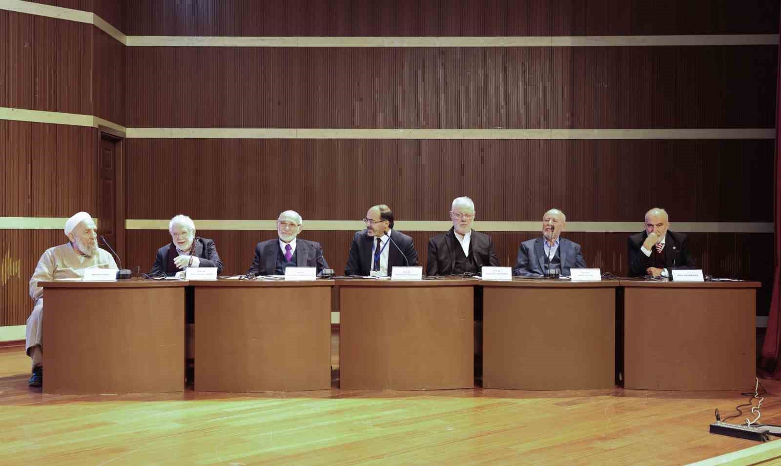 İlahiyat Fakültesinin 55. kuruluş yılı sempozyumu ve mezun buluşması gerçekleştirildi
